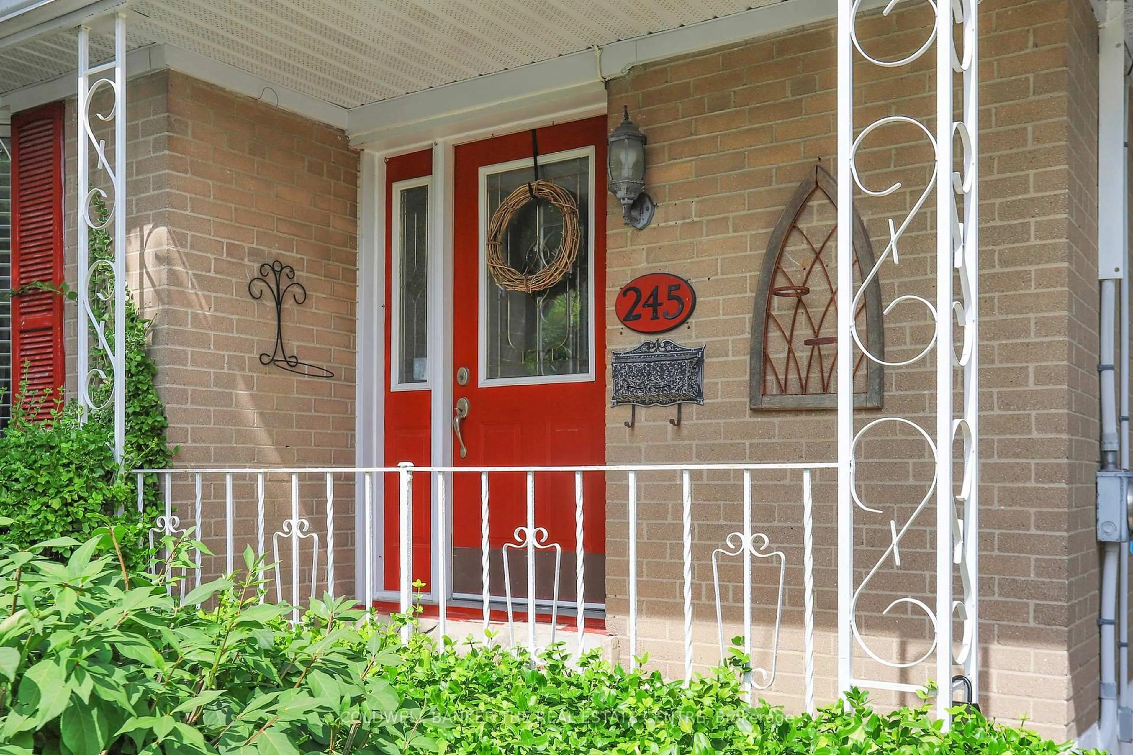 Indoor entryway for 245 Silverbirch Dr, Newmarket Ontario L3Y 2Z6