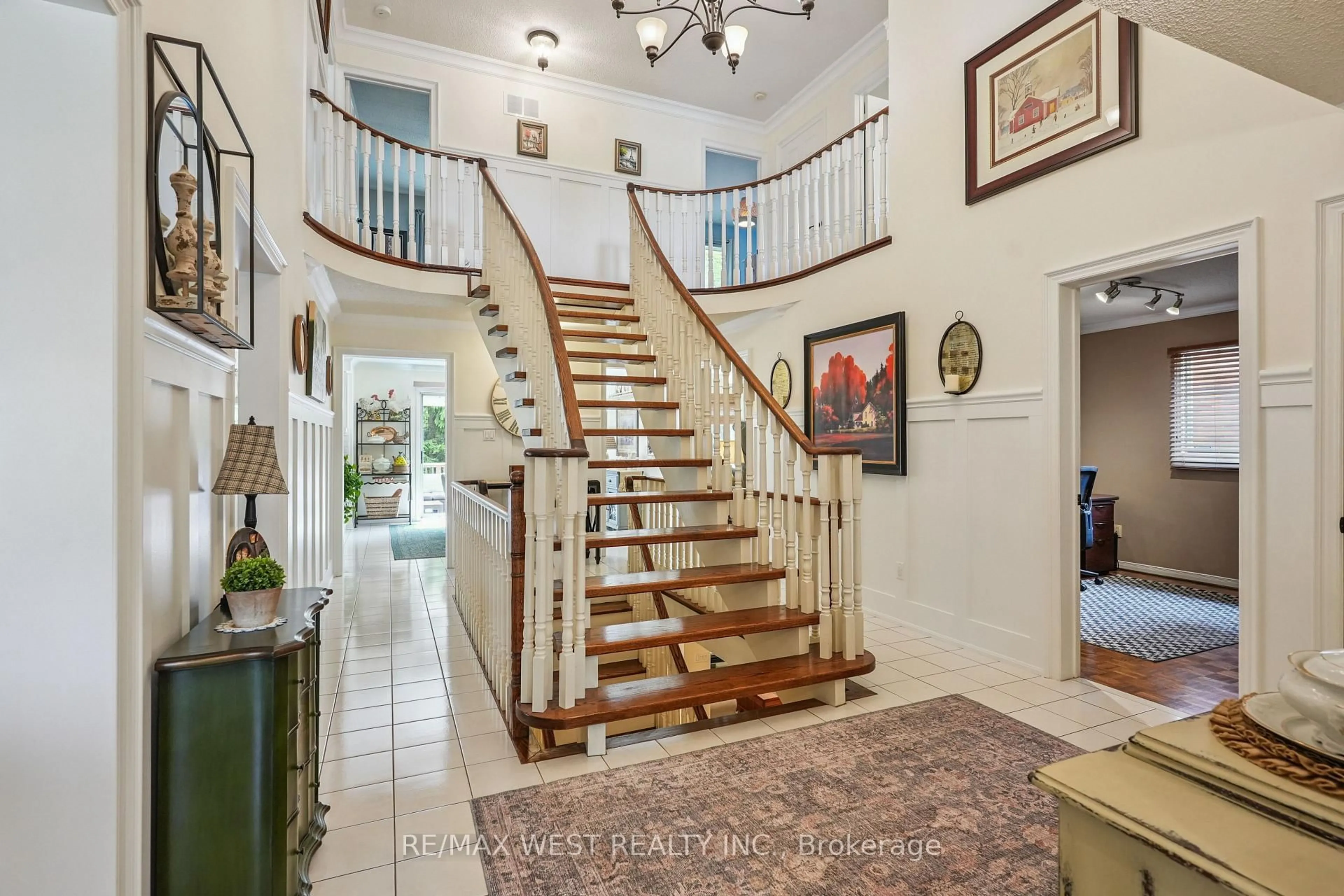 Indoor foyer for 43 Summitcrest Dr, Richmond Hill Ontario L4S 1A7