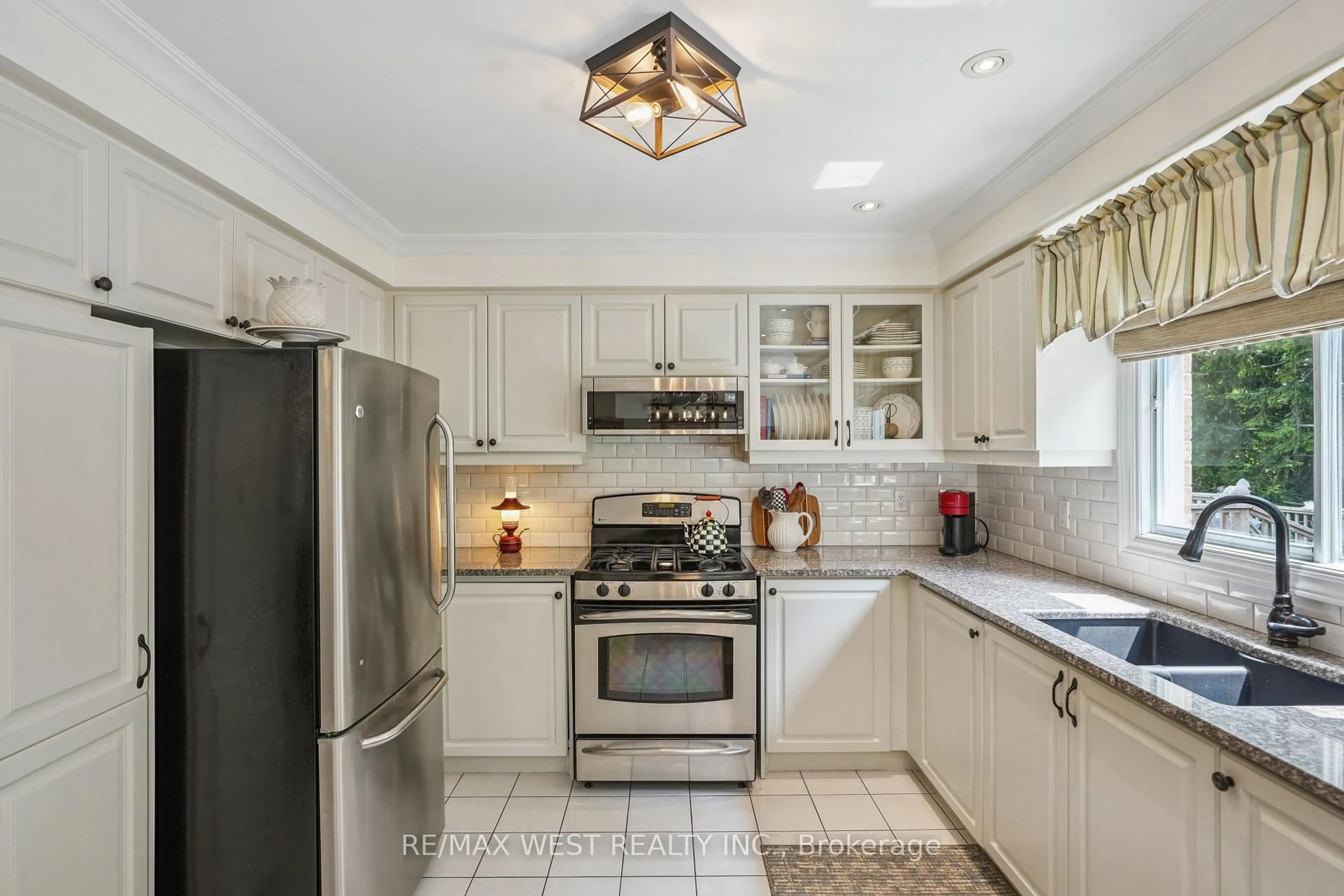 Standard kitchen, ceramic/tile floor for 43 Summitcrest Dr, Richmond Hill Ontario L4S 1A7