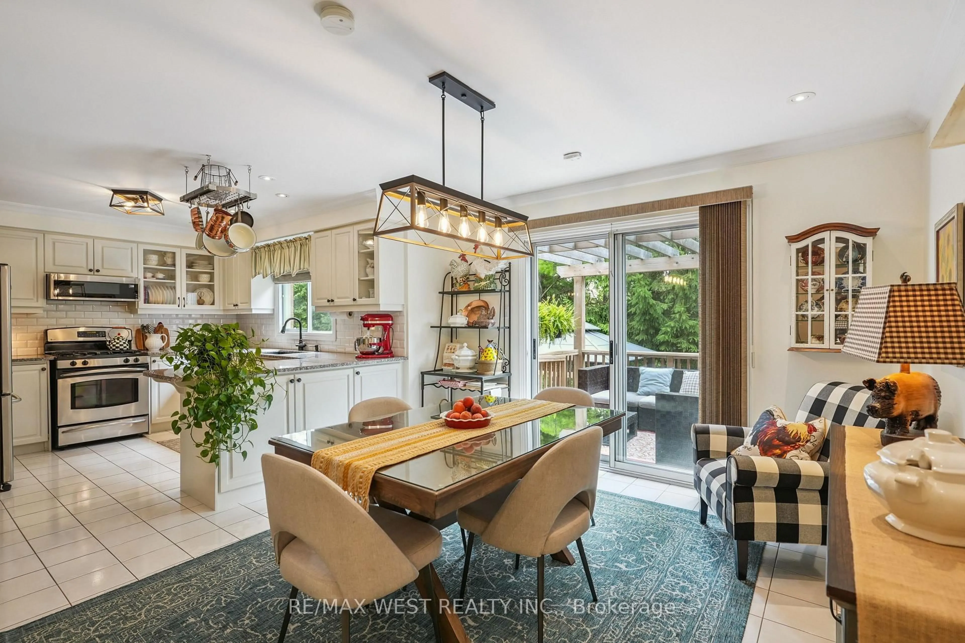 Open concept kitchen, ceramic/tile floor for 43 Summitcrest Dr, Richmond Hill Ontario L4S 1A7