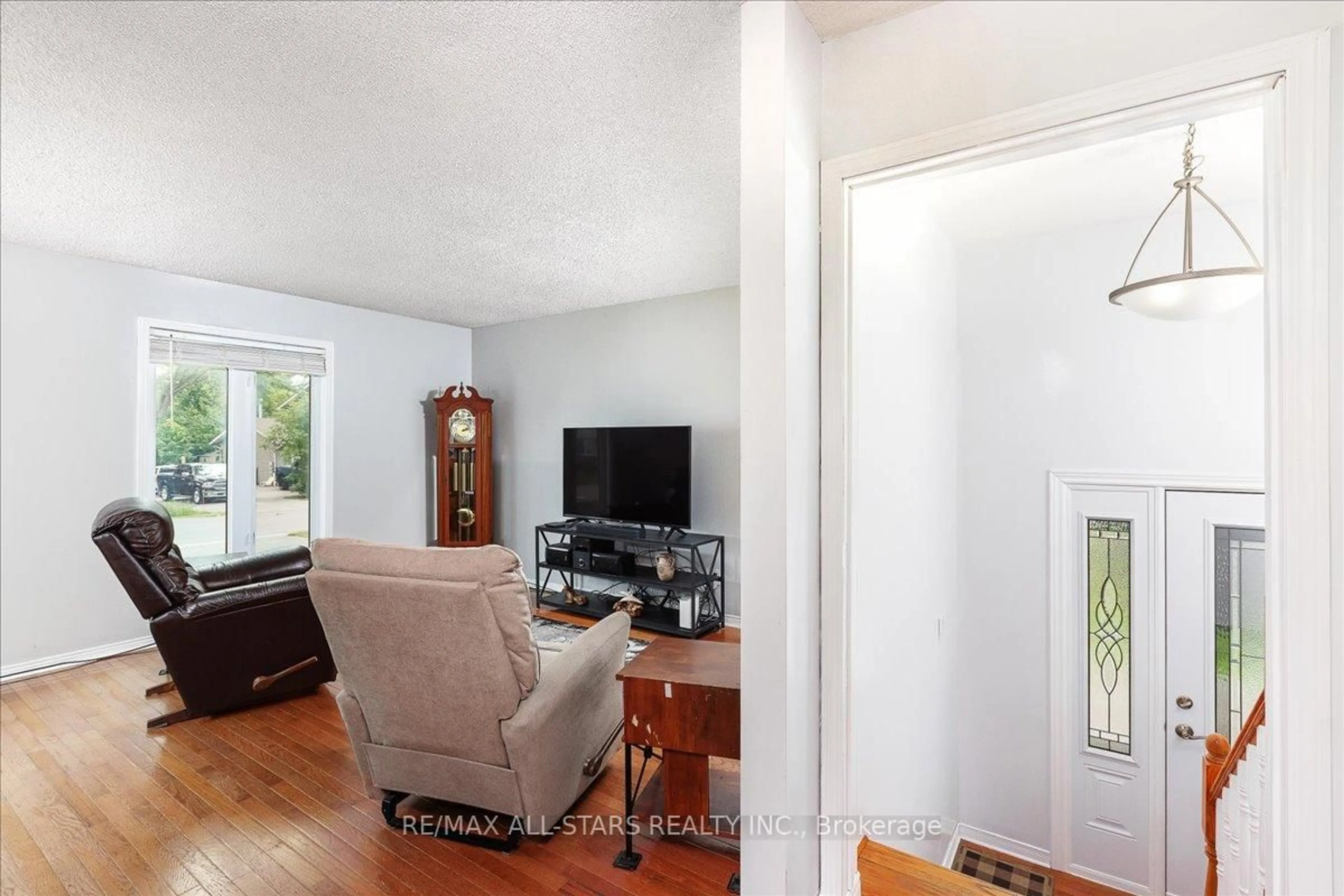 Living room with furniture, unknown for 166 Silas Blvd, Georgina Ontario L4P 2K3