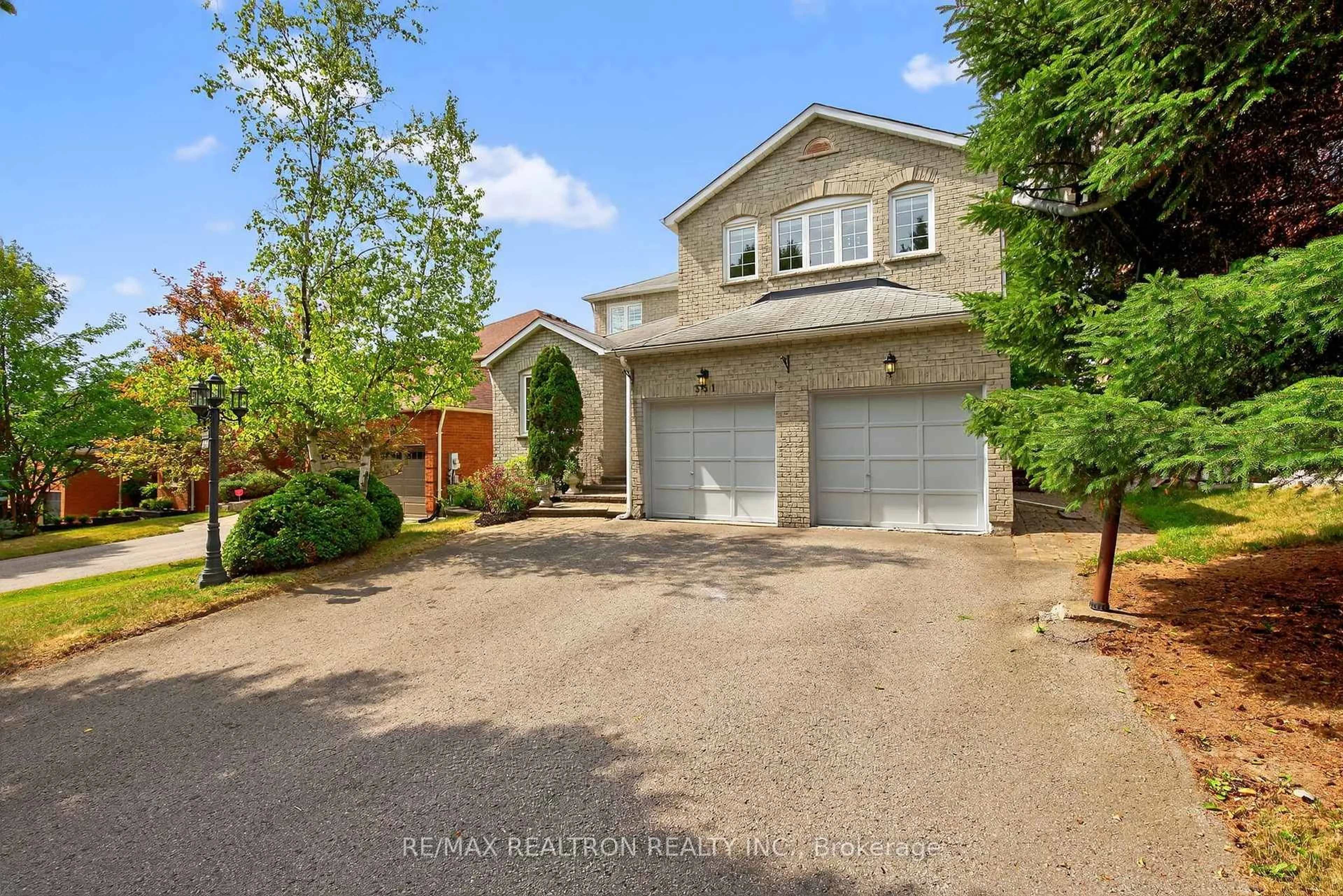 Unknown for 351 Kirby Cres, Newmarket Ontario L3X 1G8