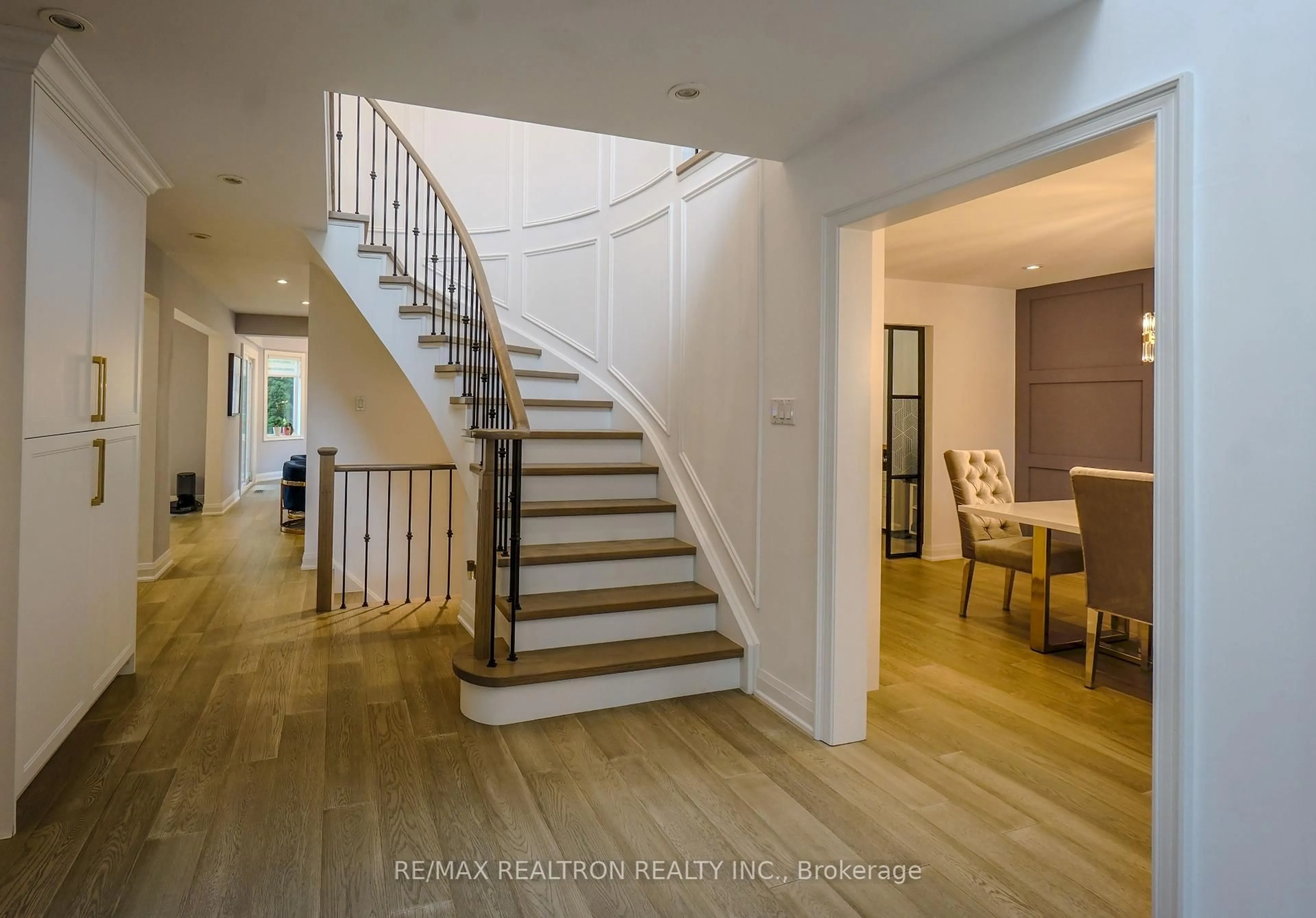 Indoor foyer for 206 Carlton Rd, Markham Ontario L3R 3L8