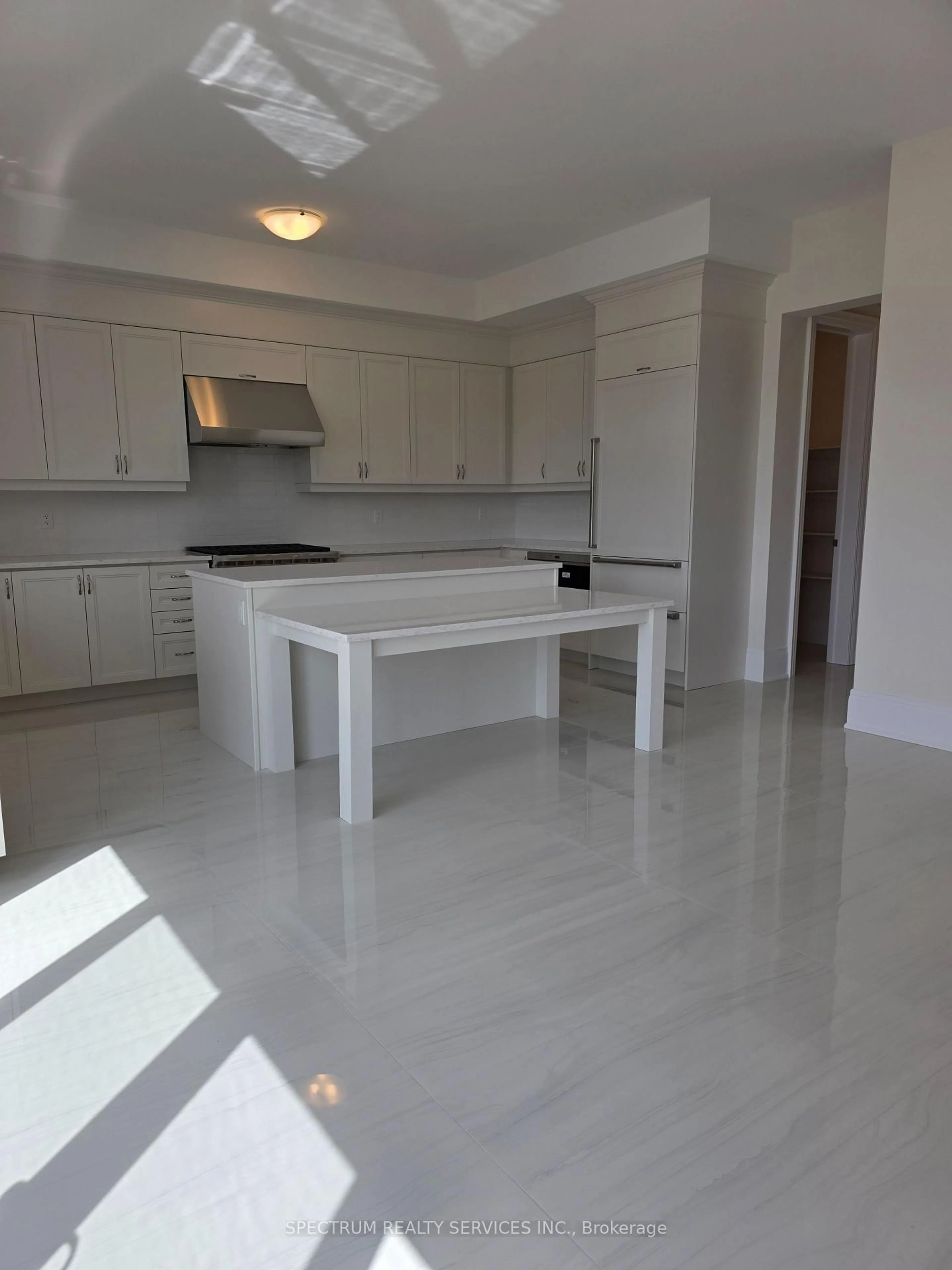 Open concept kitchen, ceramic/tile floor for 32 Seraville St, Vaughan Ontario L3L 0H1