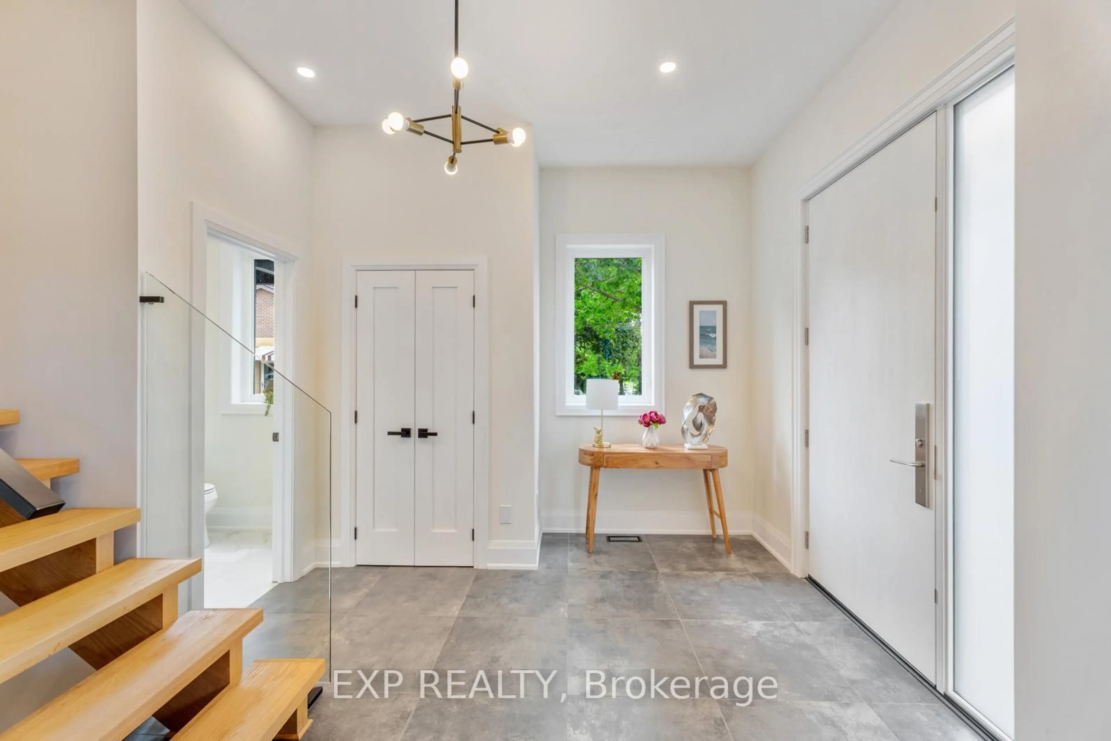 Indoor entryway for 271 Main St, Uxbridge Ontario L9P 1R9