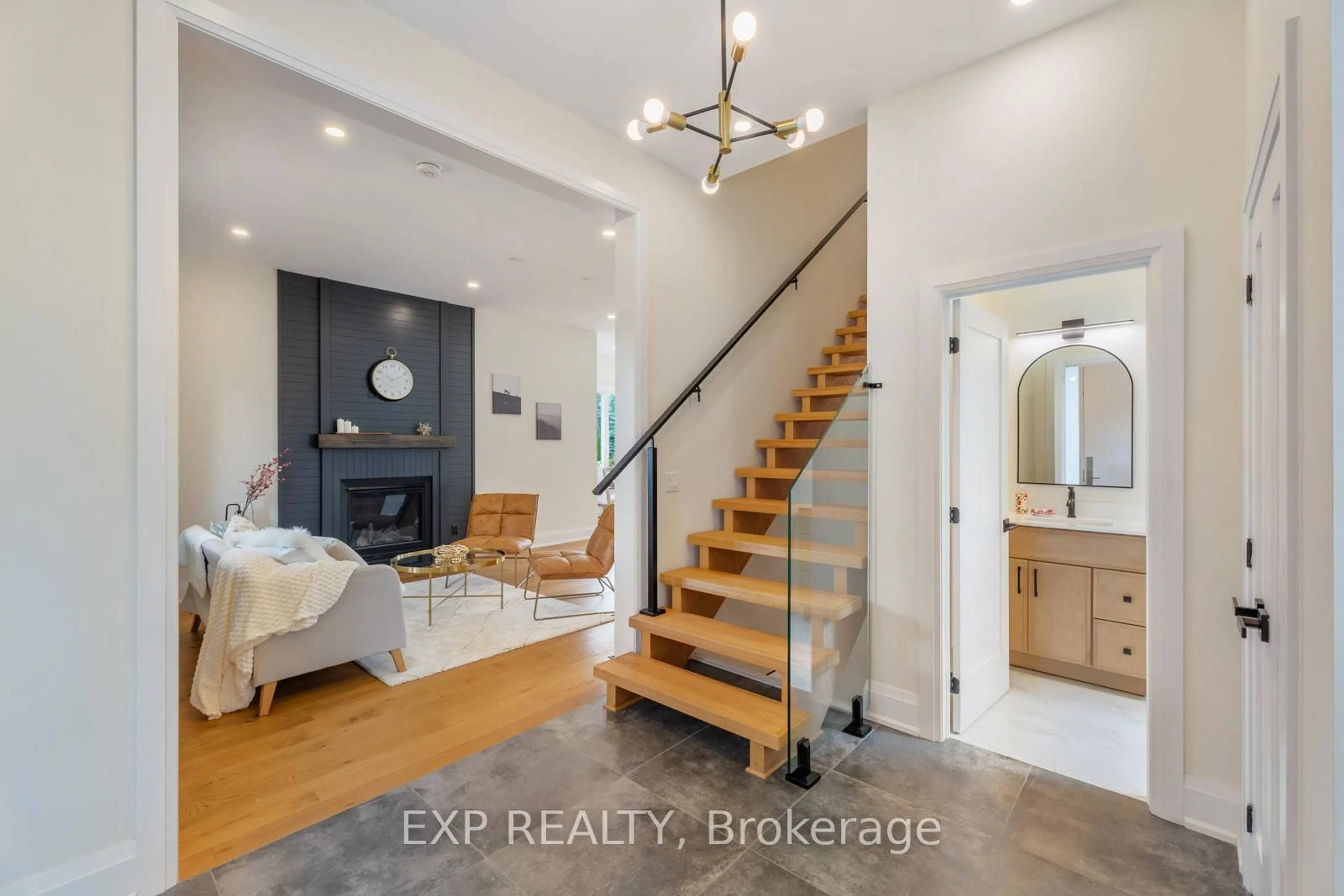 Indoor entryway for 271 Main St, Uxbridge Ontario L9P 1R9