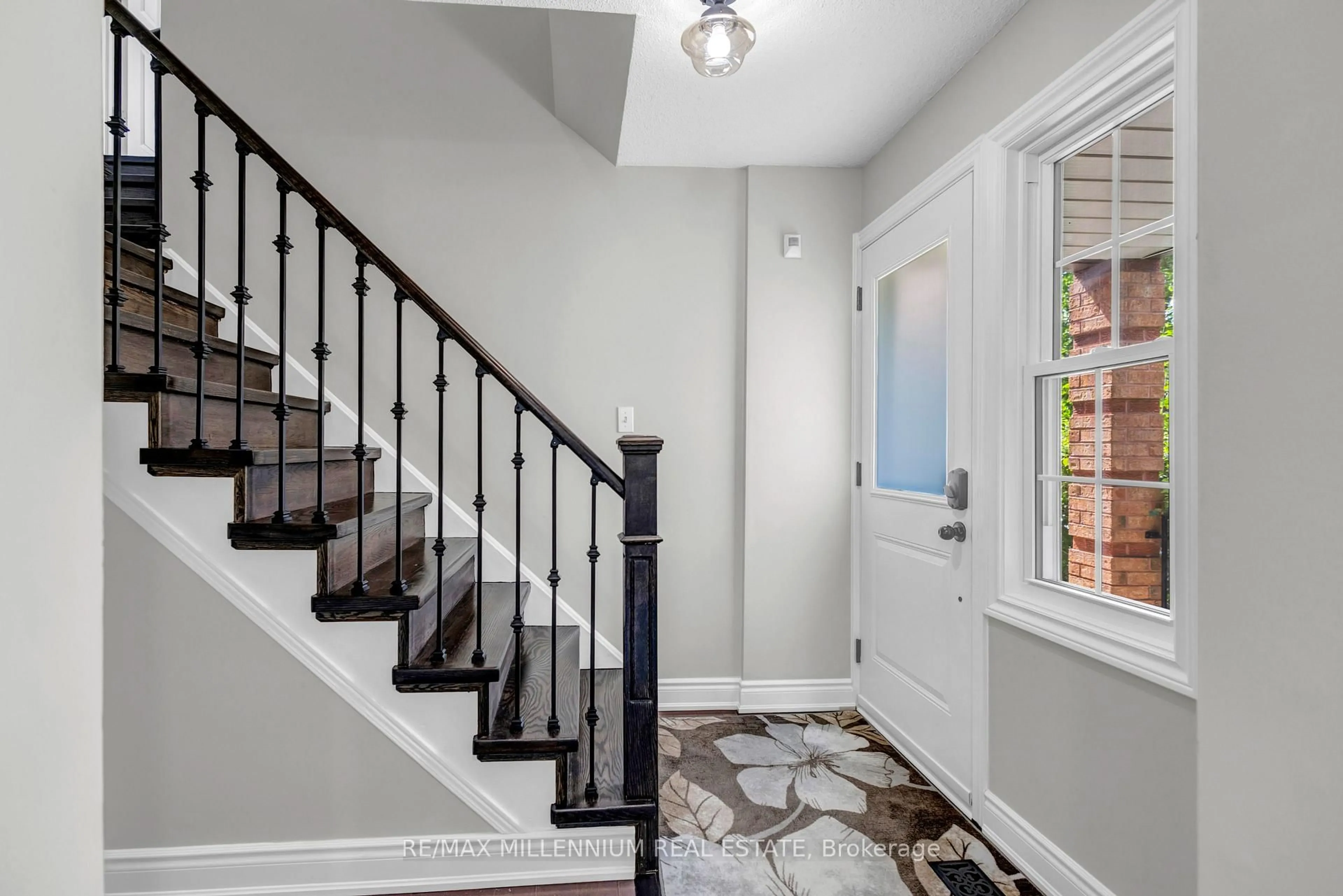 Indoor entryway for 302 Wilkes Crt #24, Aurora Ontario L4G 6G6