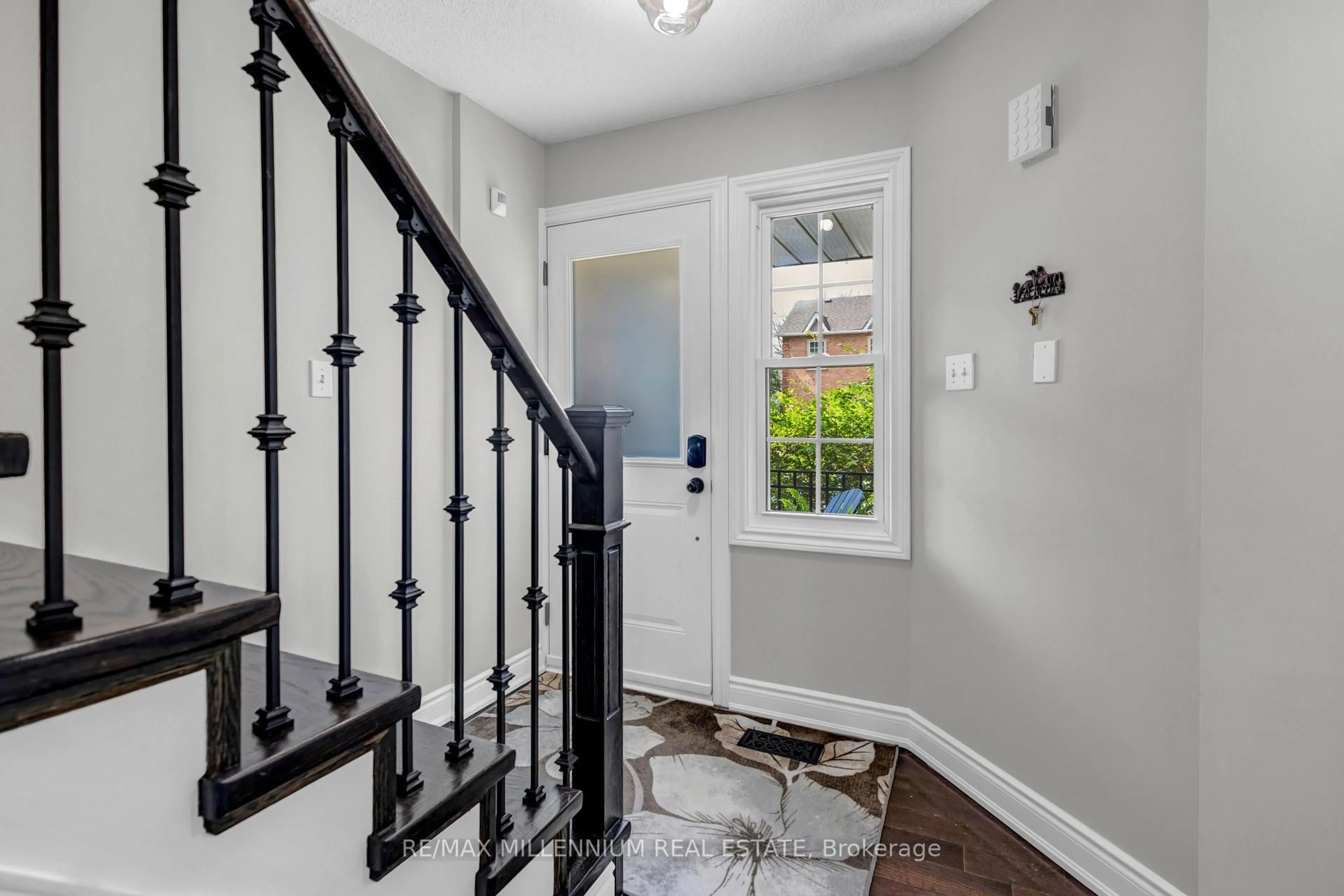 Indoor entryway for 302 Wilkes Crt #24, Aurora Ontario L4G 6G6