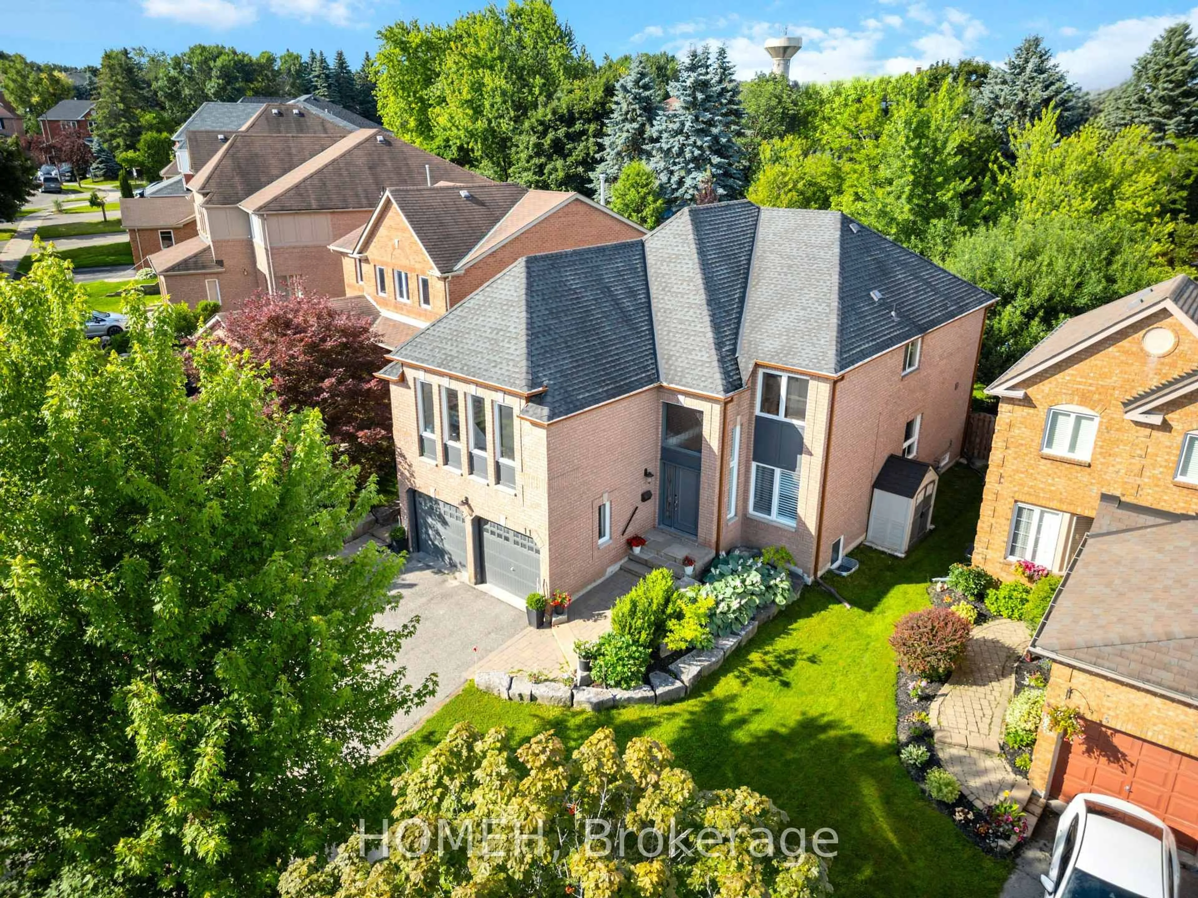 A pic from outside/outdoor area/front of a property/back of a property/a pic from drone, street for 11 Bonny Meadows Dr, Aurora Ontario L4G 6M6