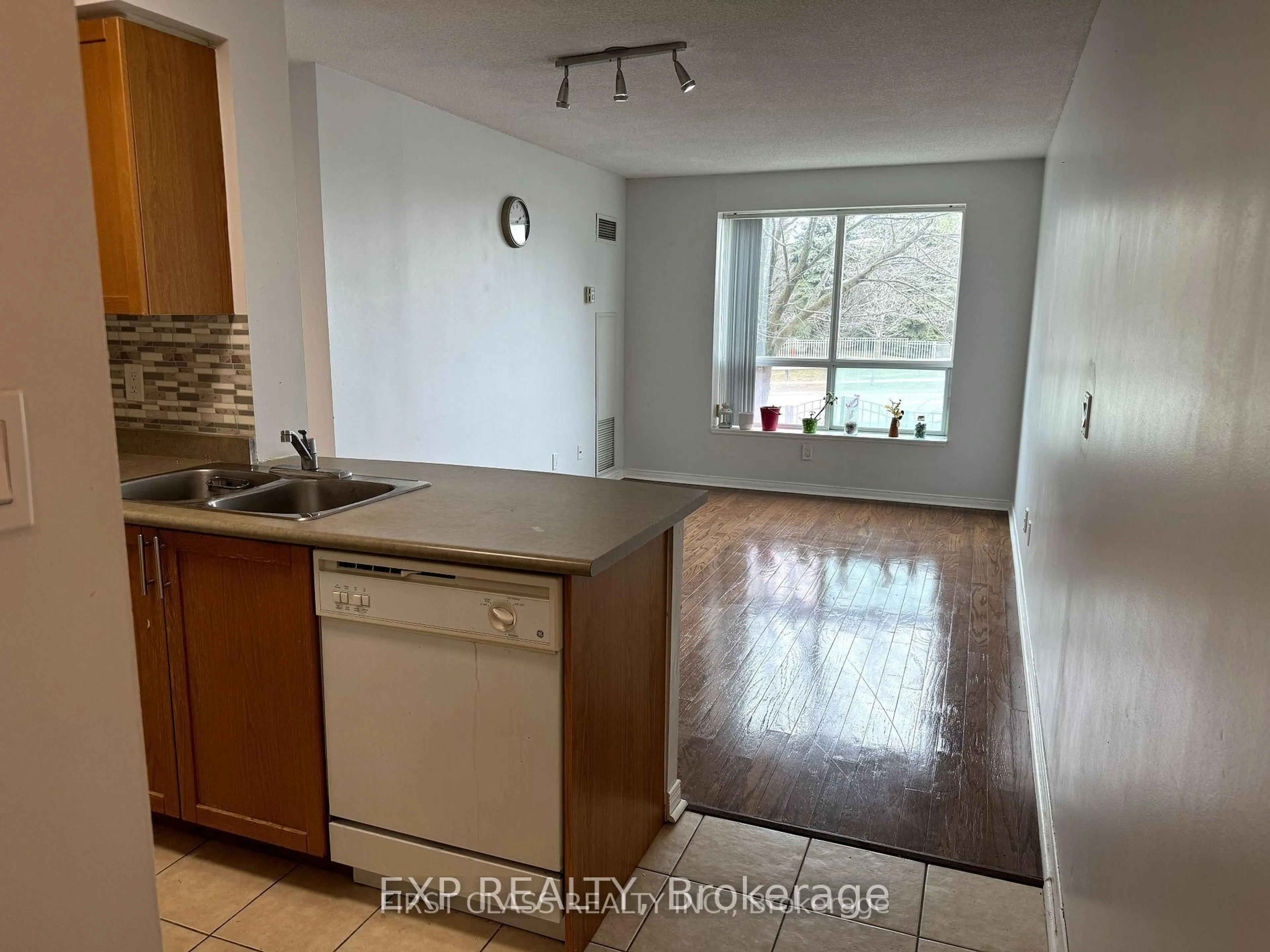 Standard kitchen, unknown for 51 Baffin Cres #301, Richmond Hill Ontario L4B 4P6