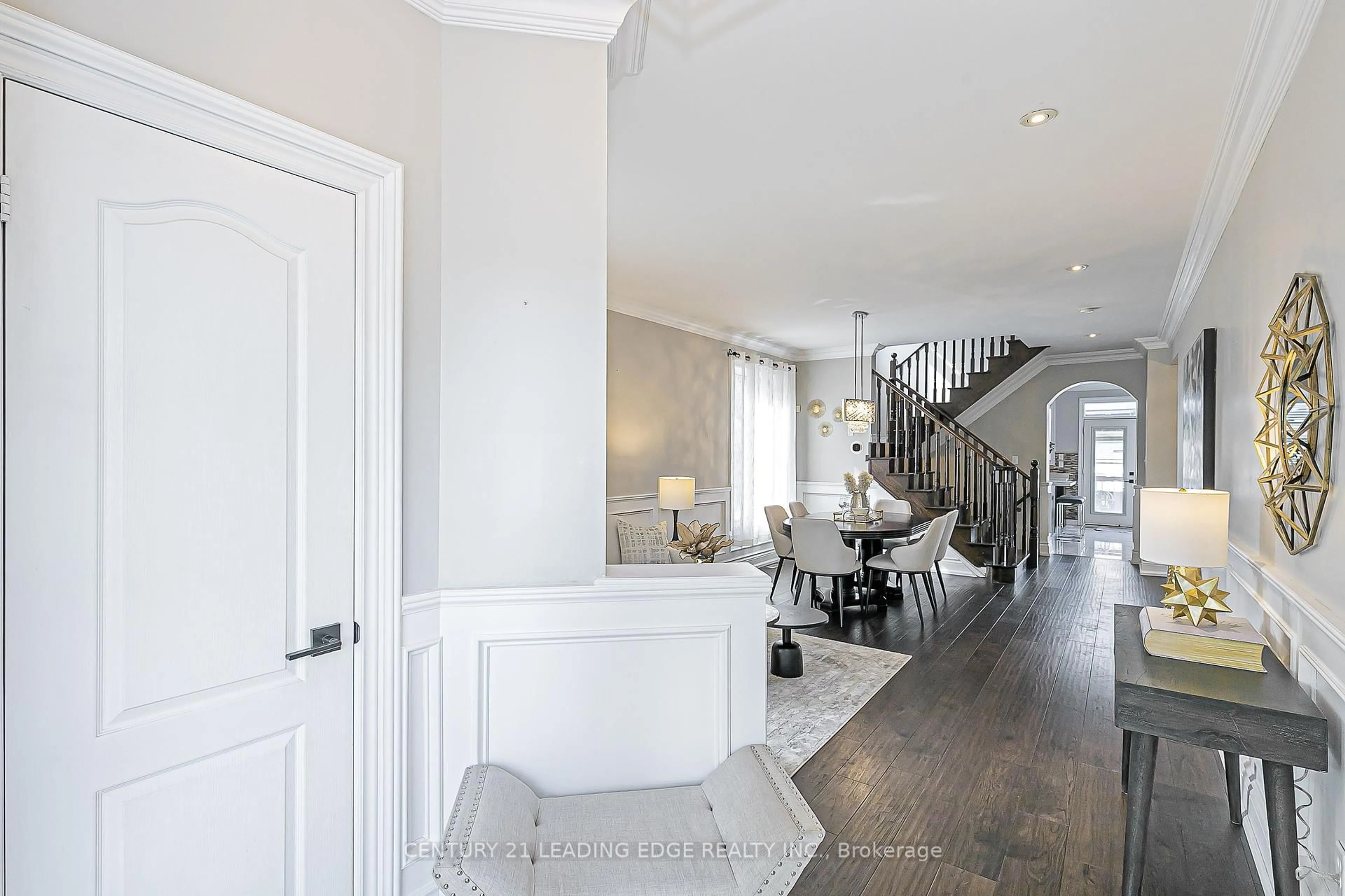 Indoor entryway for 30 Sunnyridge Ave, Whitchurch-Stouffville Ontario L4A 0L2