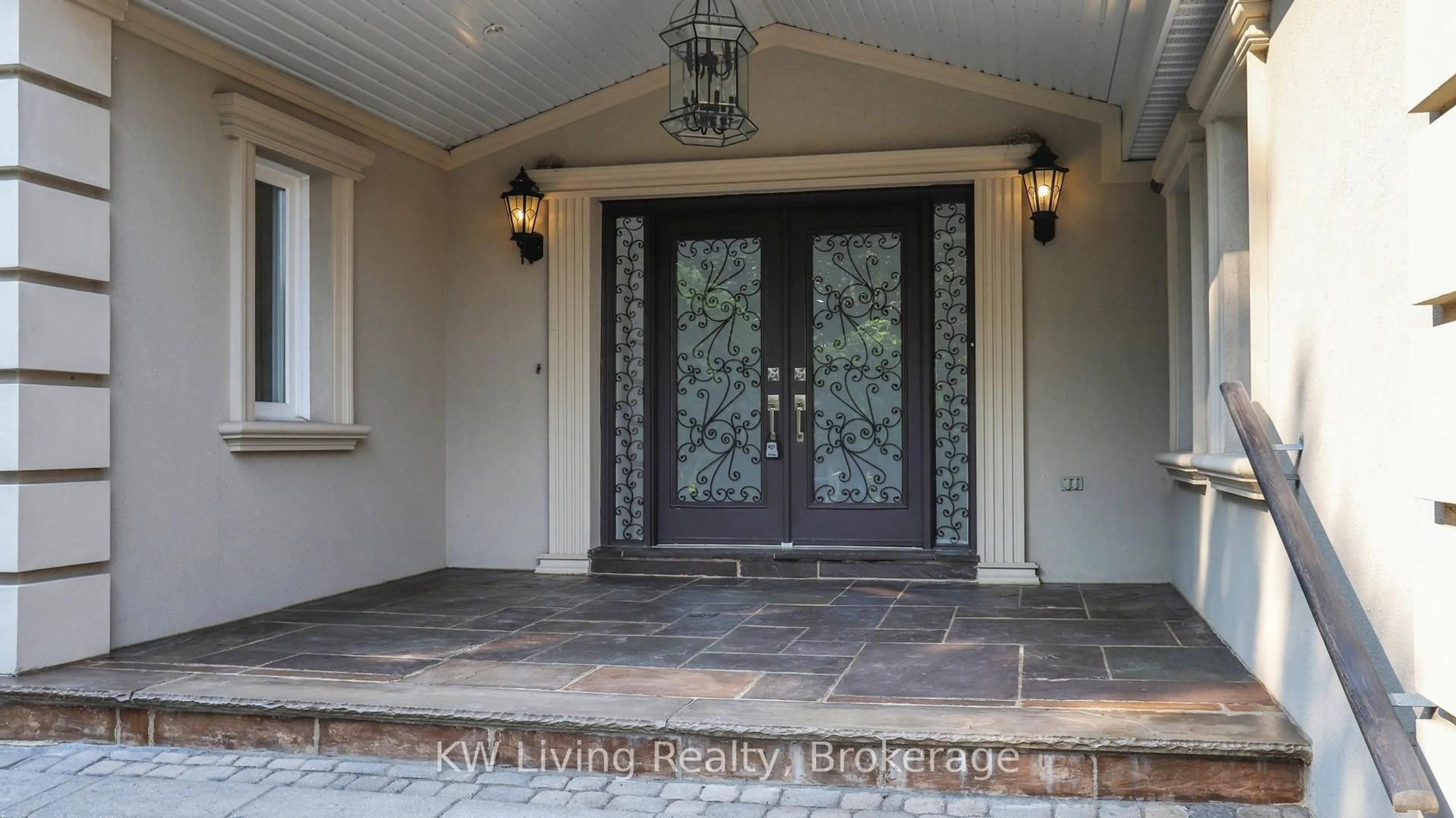 Indoor entryway for 4 Hillhurst Dr, Richmond Hill Ontario L4B 3B7