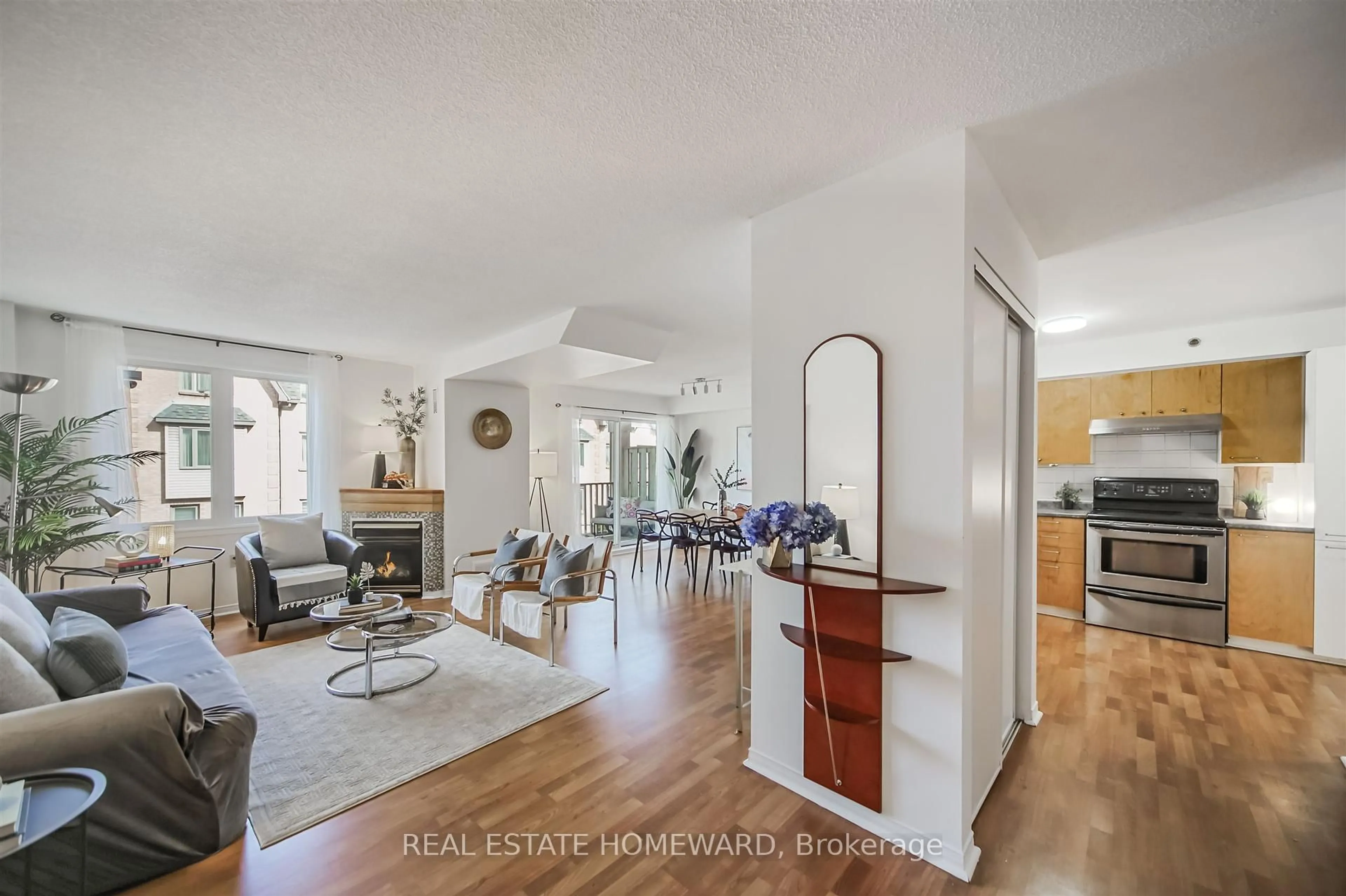Living room with furniture, unknown for 75 Weldrick Rd #815, Richmond Hill Ontario L4C 0H9