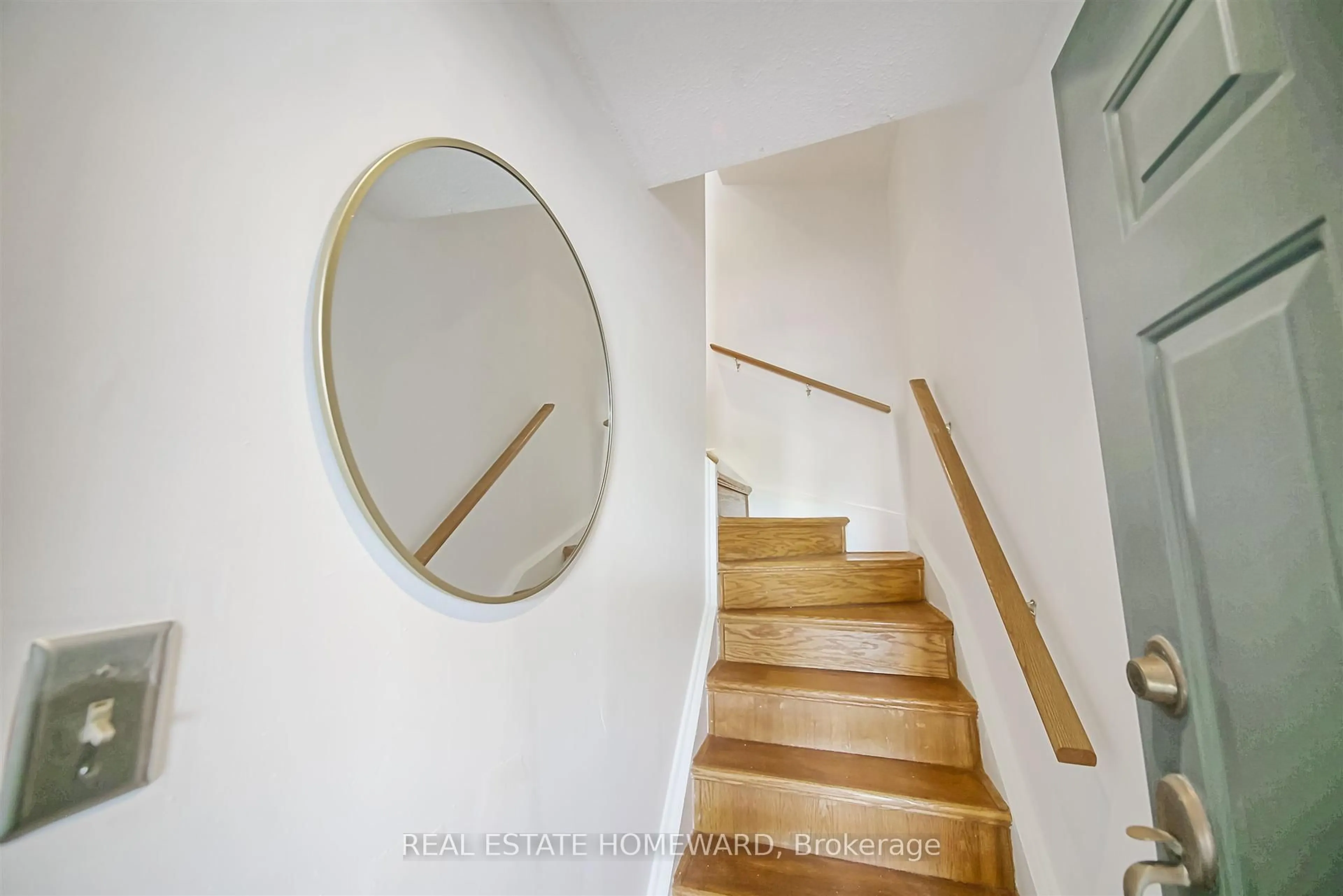 Stairs for 75 Weldrick Rd #815, Richmond Hill Ontario L4C 0H9
