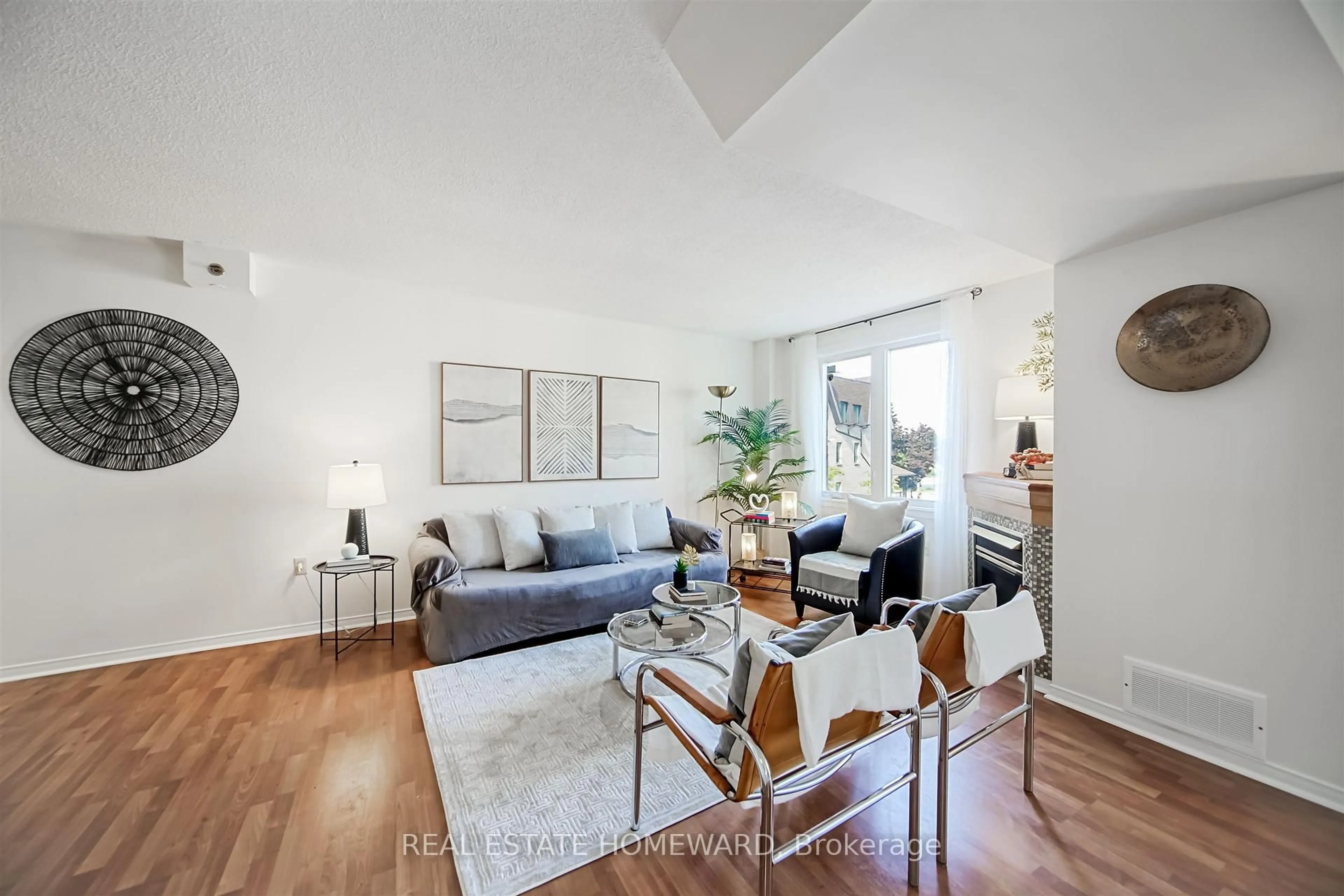 Living room with furniture, unknown for 75 Weldrick Rd #815, Richmond Hill Ontario L4C 0H9