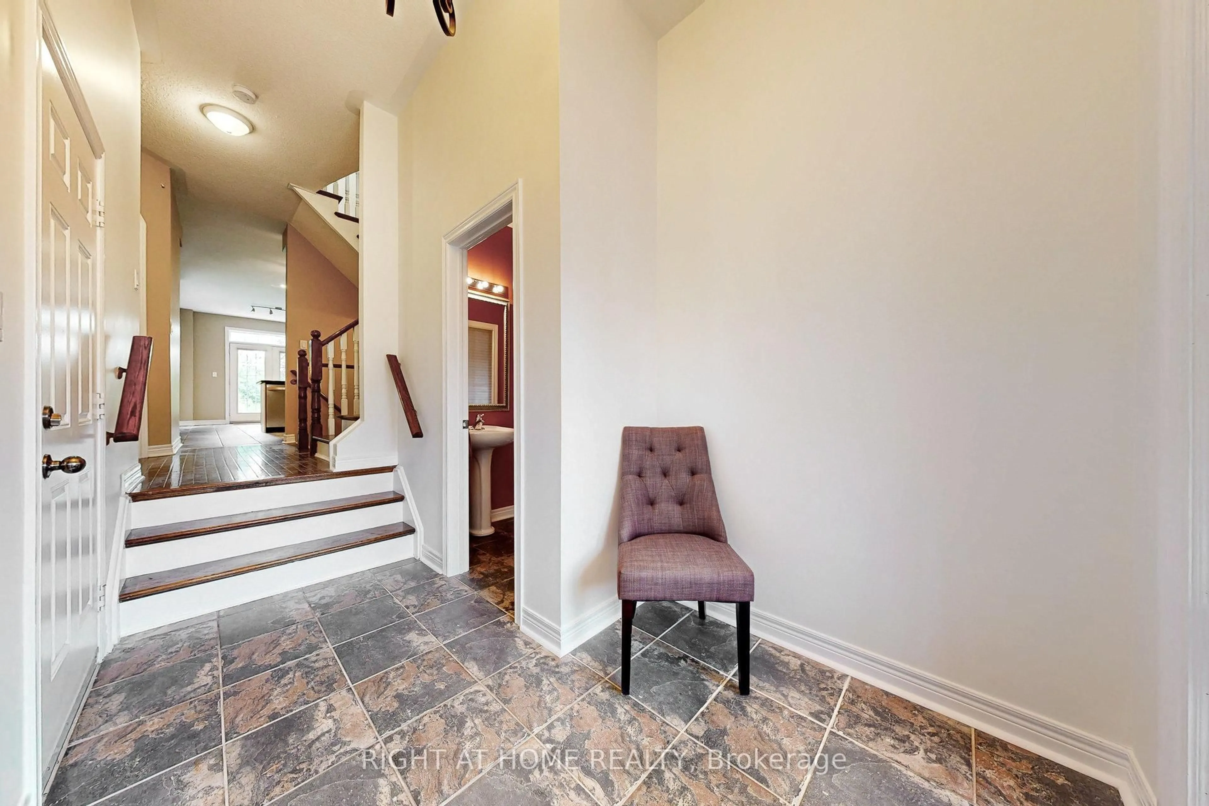 Indoor foyer for 280 Paradelle Dr #41, Richmond Hill Ontario L4E 0E1