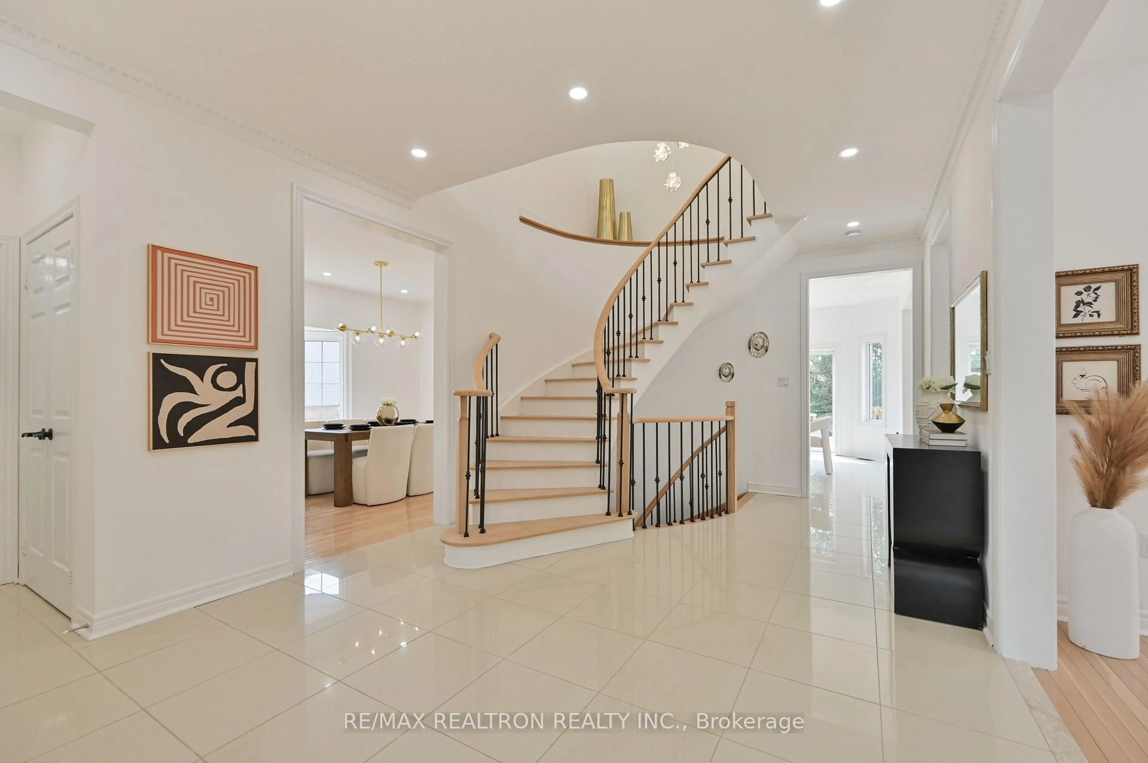 Indoor foyer for 6 Renberg Dr, Markham Ontario L6C 1Y5