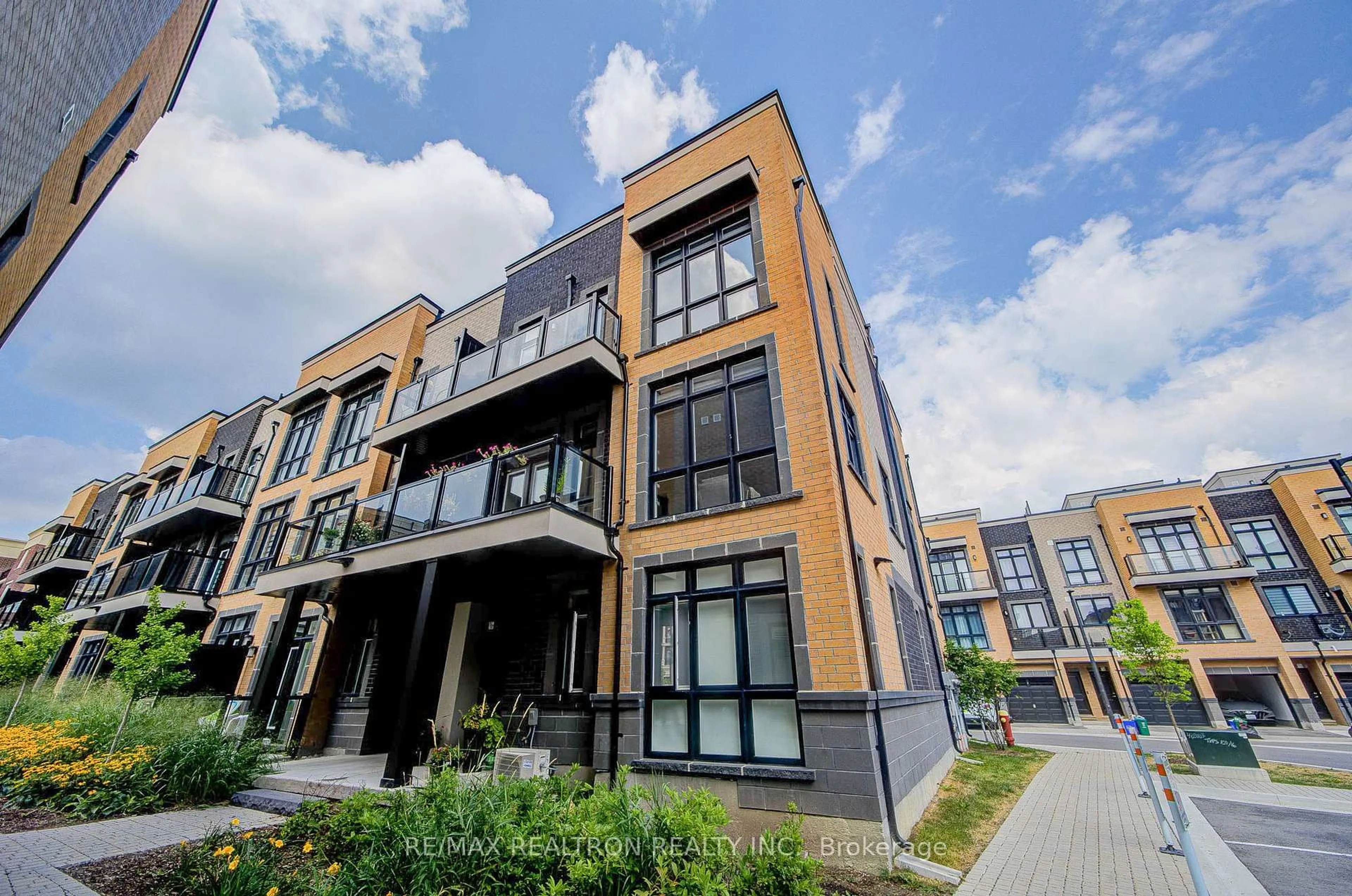 Patio, street for 6 Sayers Lane #18, Richmond Hill Ontario L4E 1J4