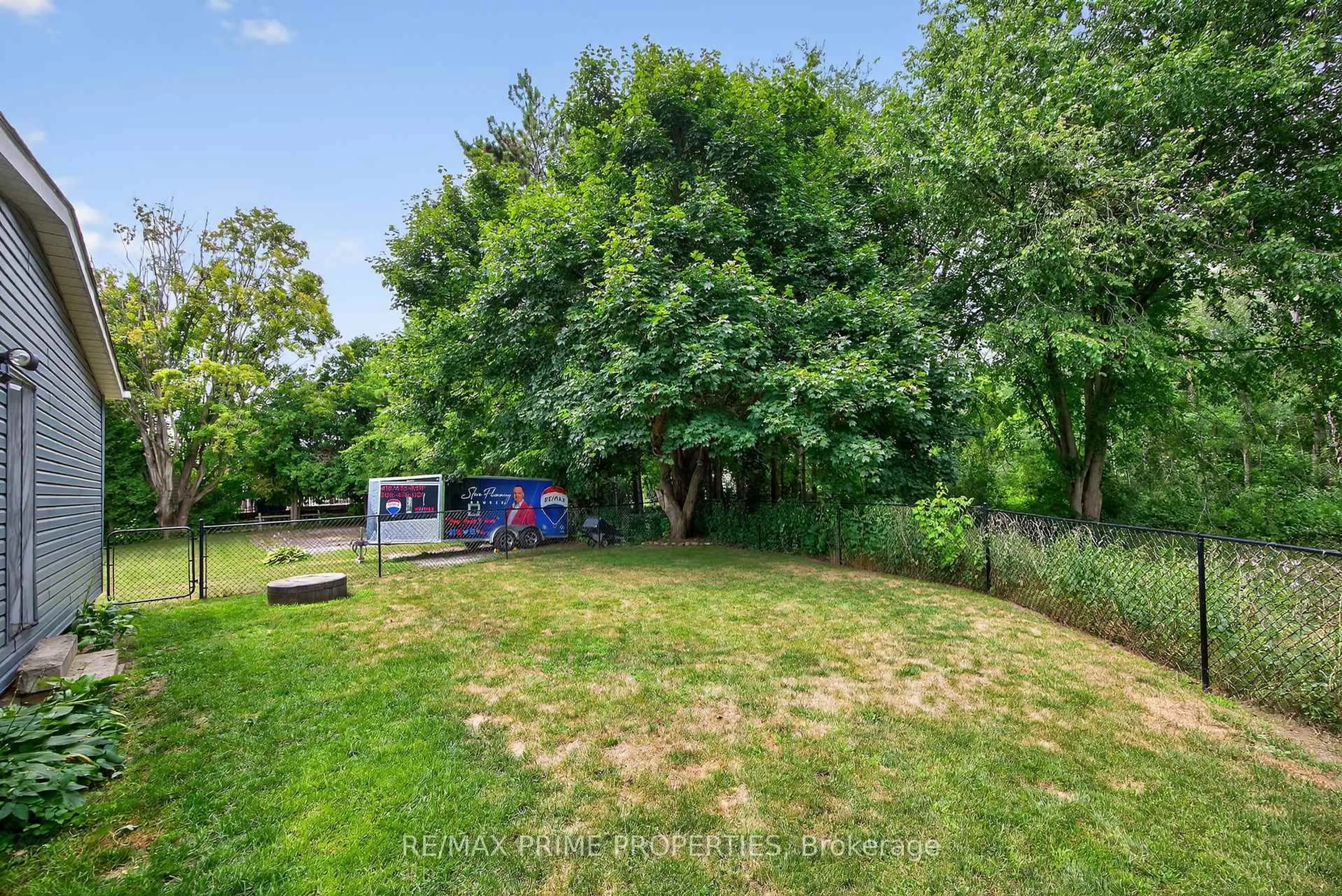 A pic from outside/outdoor area/front of a property/back of a property/a pic from drone, forest/trees view for 5670 Thomas Dr, Georgina Ontario L0E 1A0