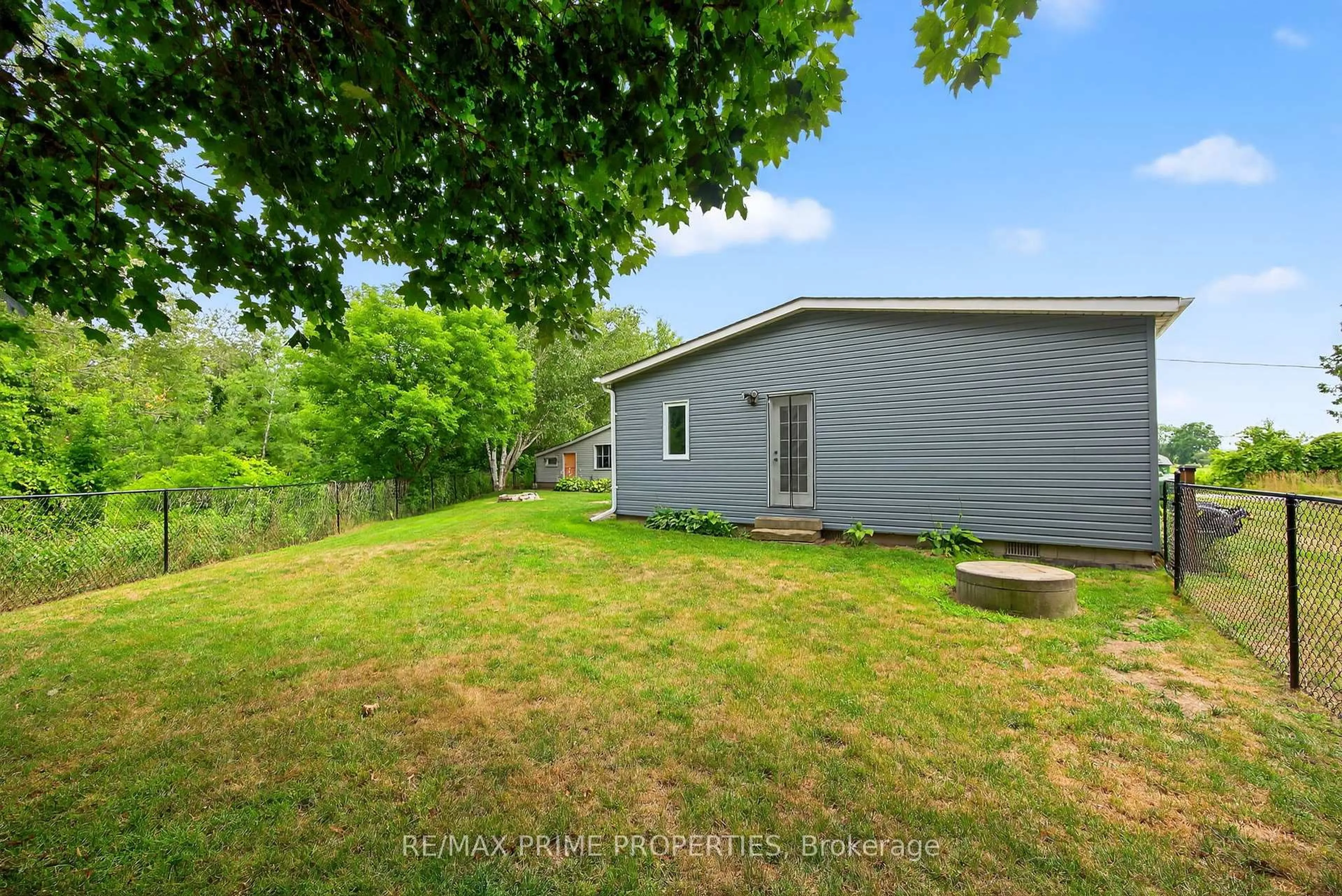 A pic from outside/outdoor area/front of a property/back of a property/a pic from drone, unknown for 5670 Thomas Dr, Georgina Ontario L0E 1A0