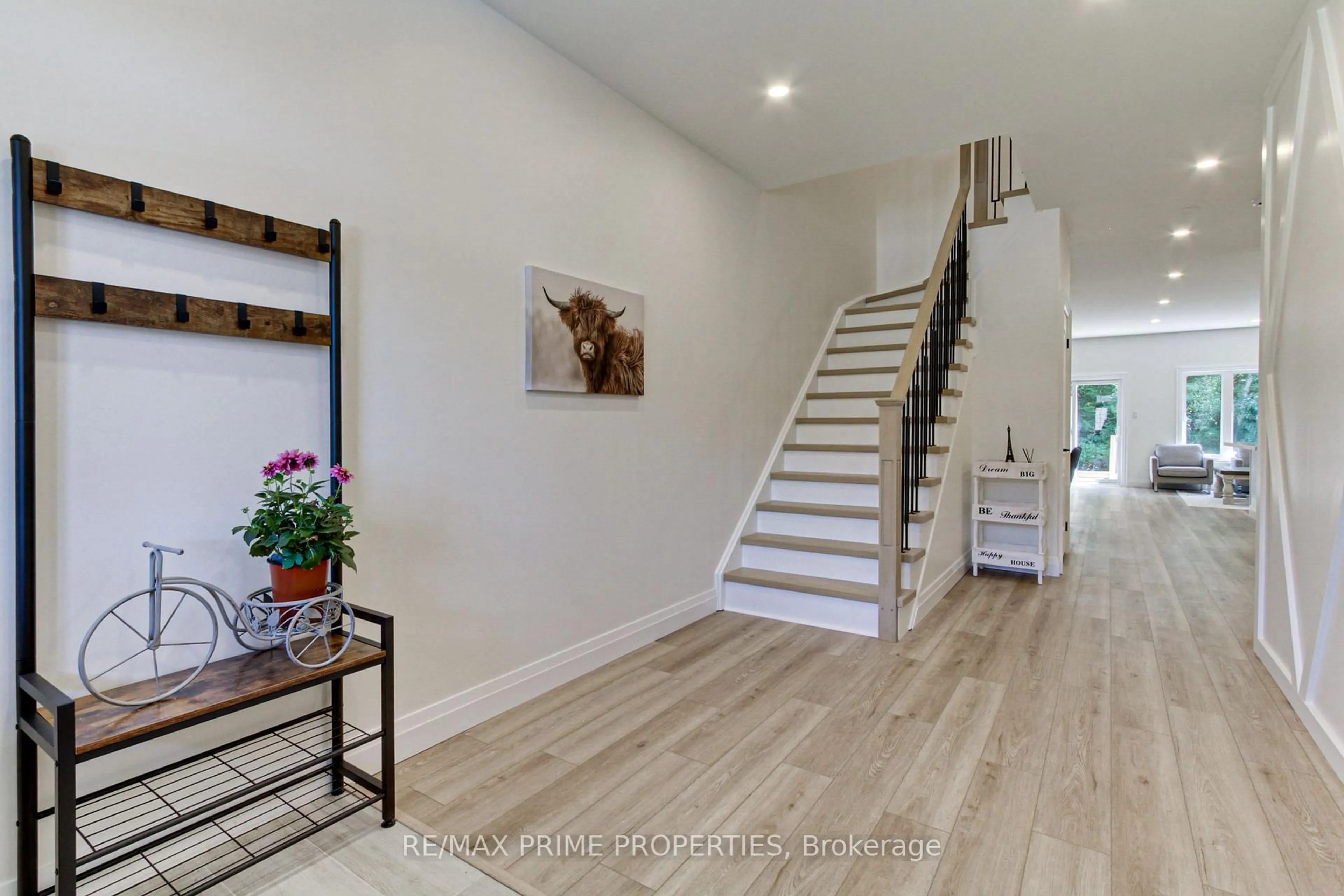 Indoor entryway for 39 Scotia Rd, Georgina Ontario L0E 1R0
