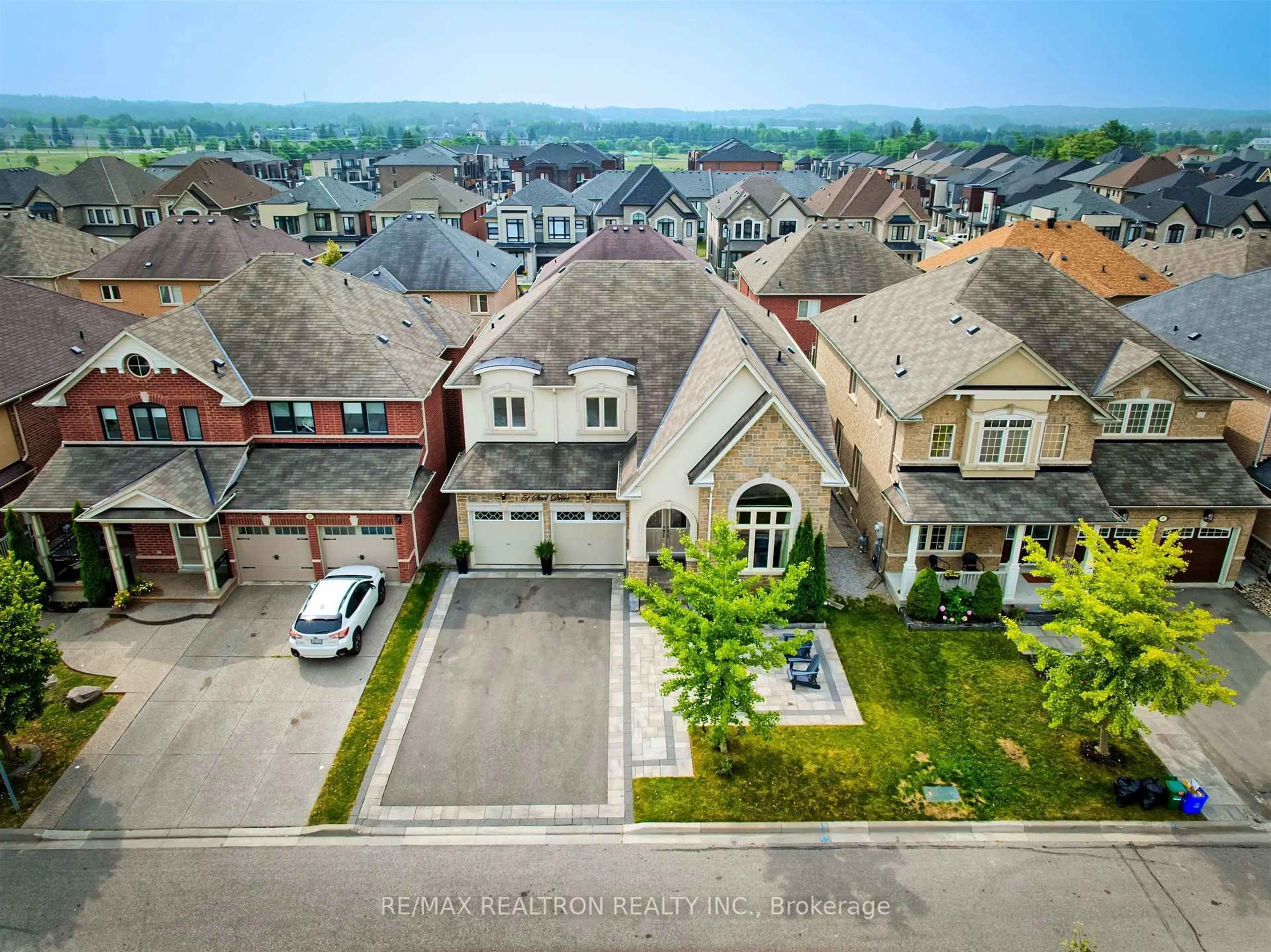 A pic from outside/outdoor area/front of a property/back of a property/a pic from drone, street for 51 Steel Dr, Aurora Ontario L4G 0C5