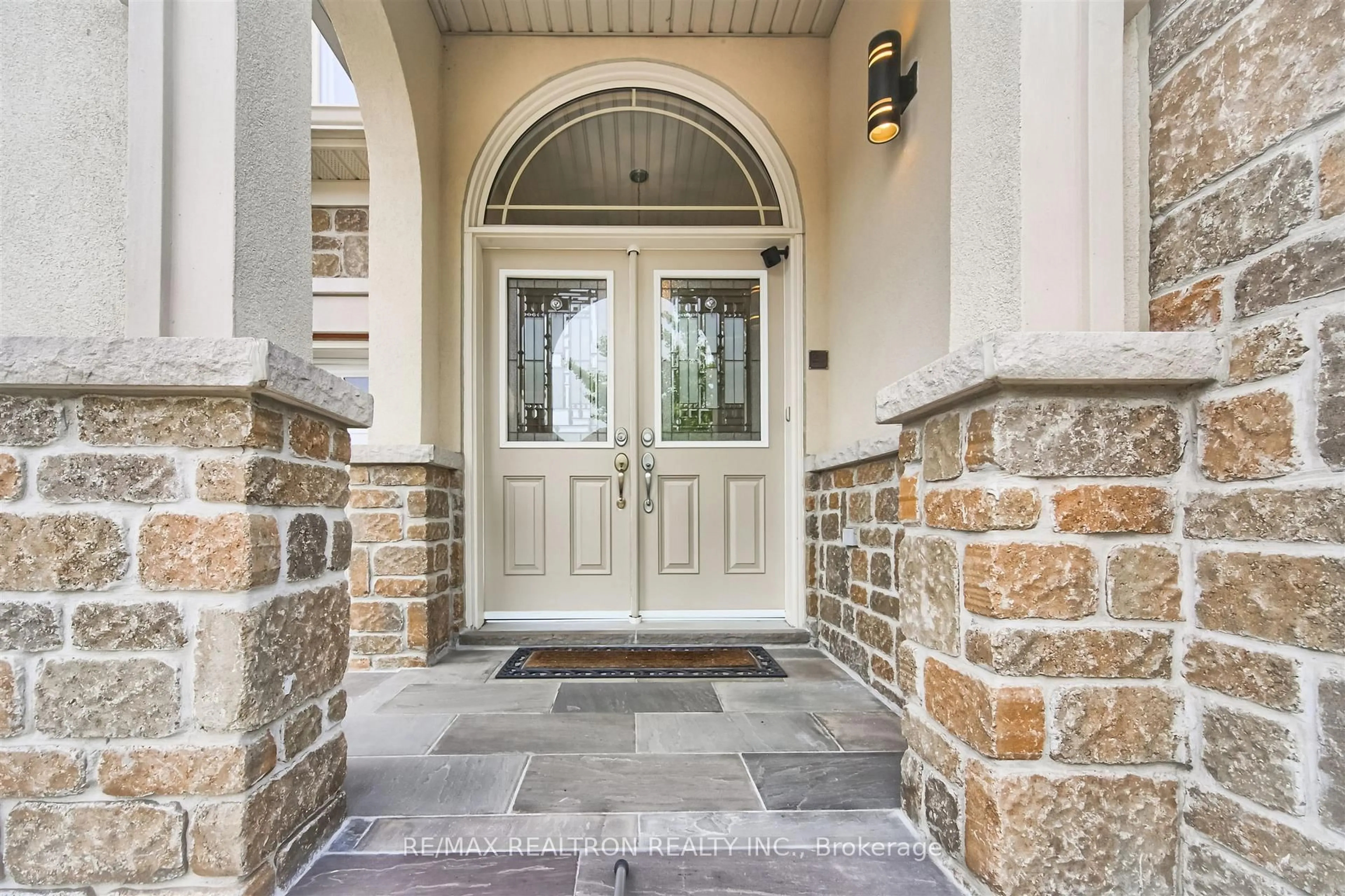 Indoor entryway for 51 Steel Dr, Aurora Ontario L4G 0C5