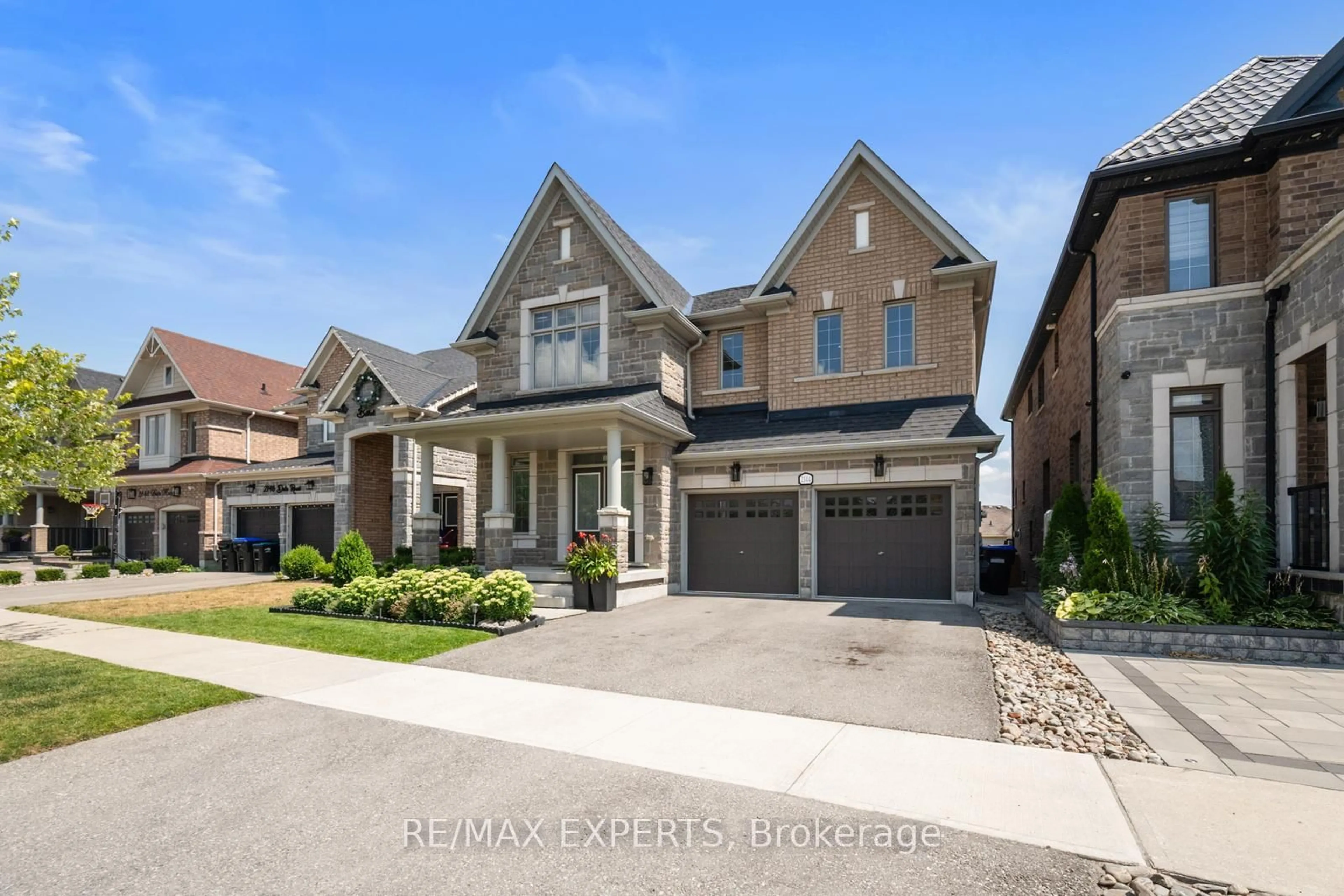 Home with brick exterior material, street for 2144 Dale Rd, Innisfil Ontario L9S 0G9