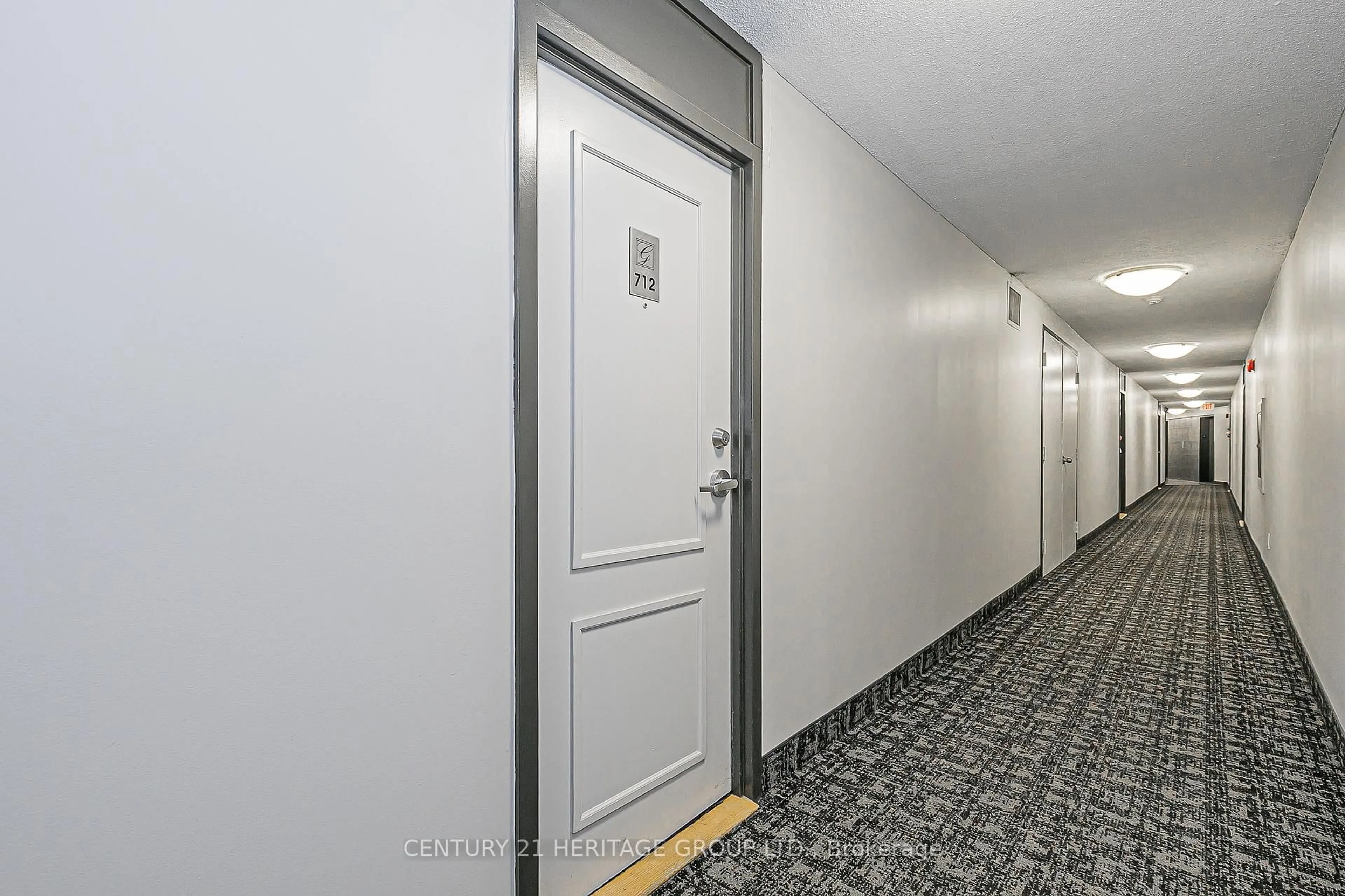 Indoor foyer for 260 Davis Dr #712, Newmarket Ontario L3Y 7C3