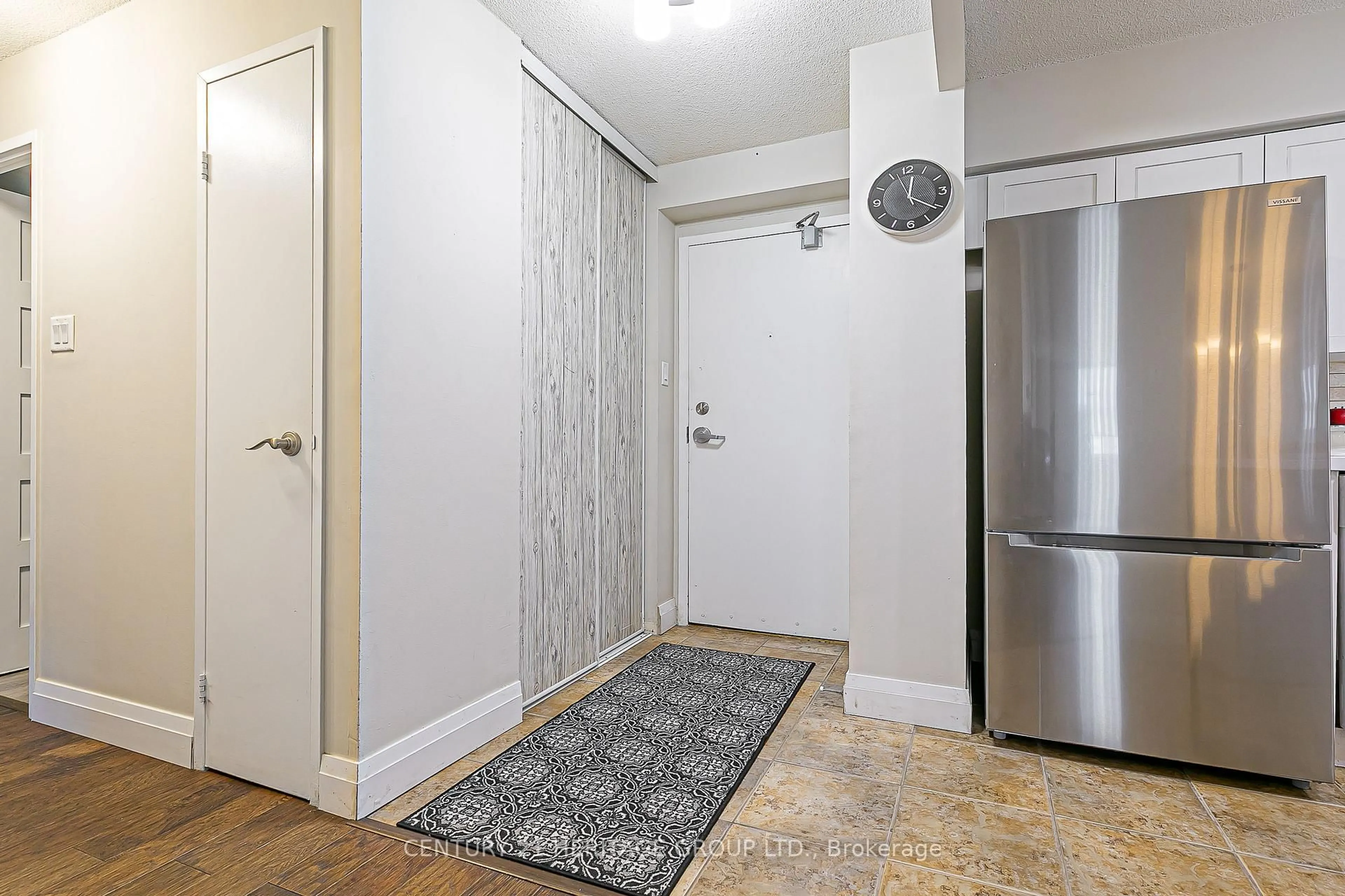 Indoor entryway for 260 Davis Dr #712, Newmarket Ontario L3Y 7C3