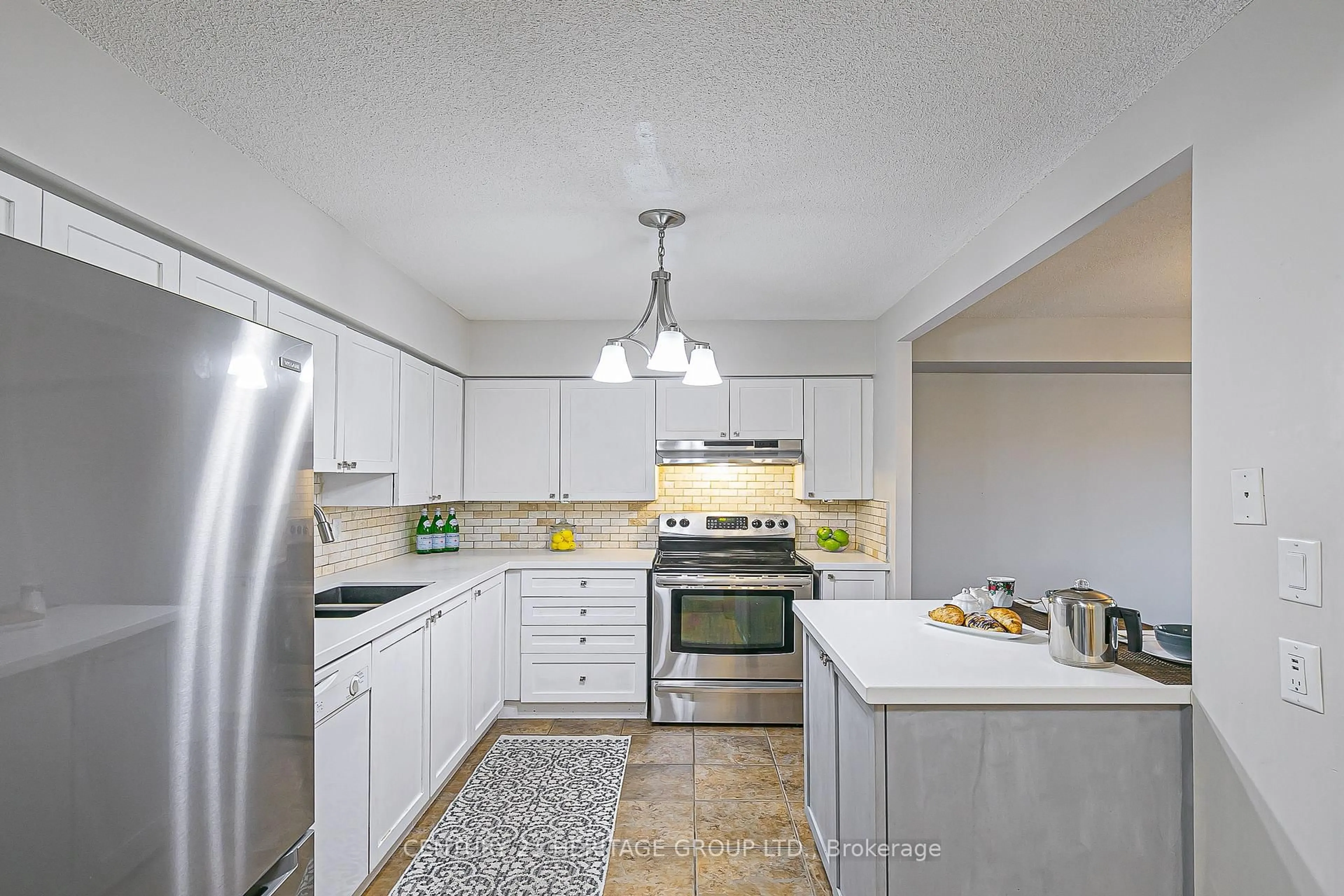Standard kitchen, ceramic/tile floor for 260 Davis Dr #712, Newmarket Ontario L3Y 7C3