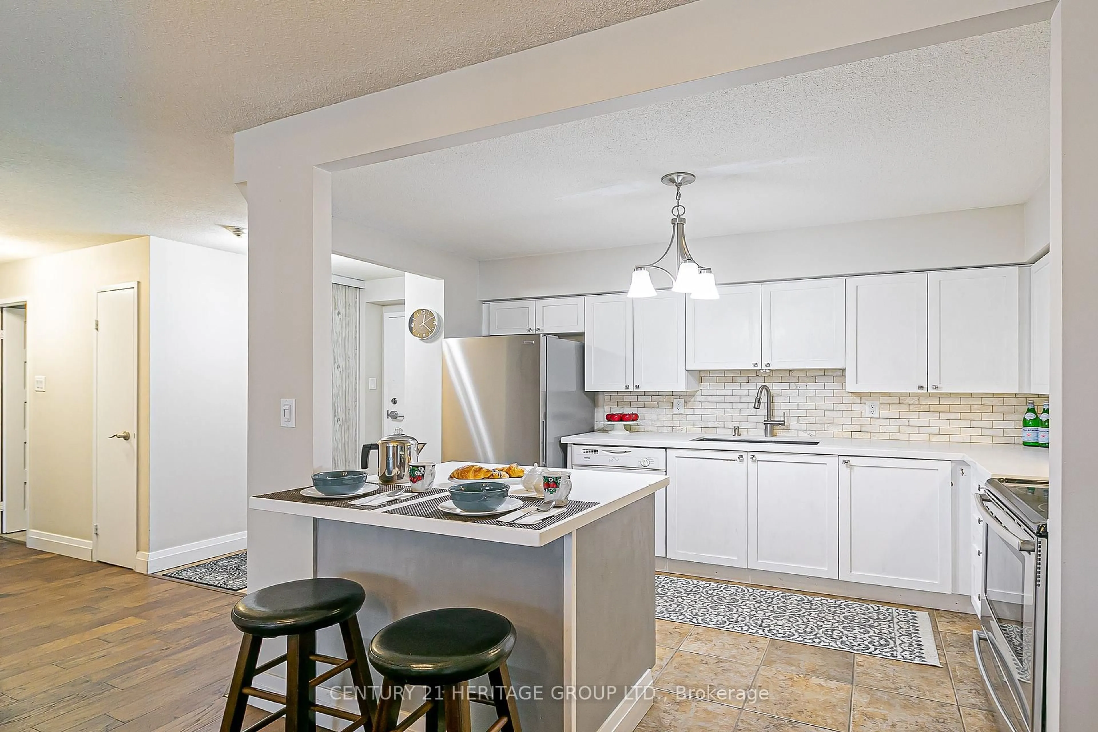 Open concept kitchen, ceramic/tile floor for 260 Davis Dr #712, Newmarket Ontario L3Y 7C3