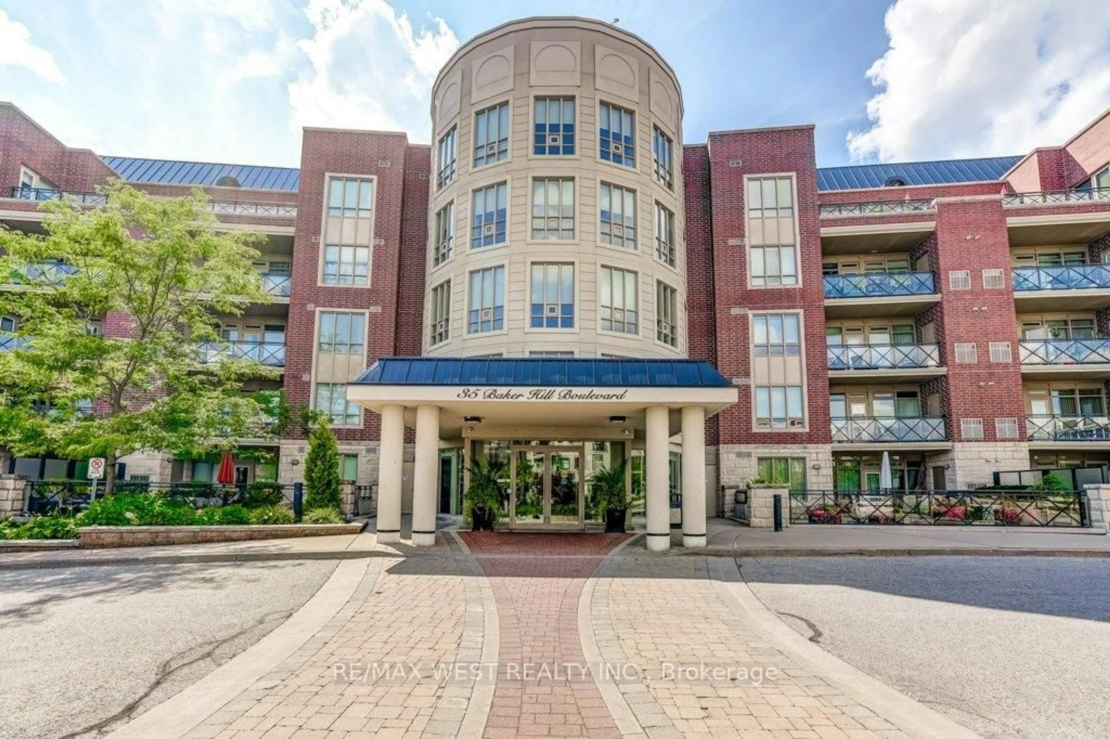 Indoor foyer for 35 Baker Hill Blvd #404, Whitchurch-Stouffville Ontario L4A 1P8