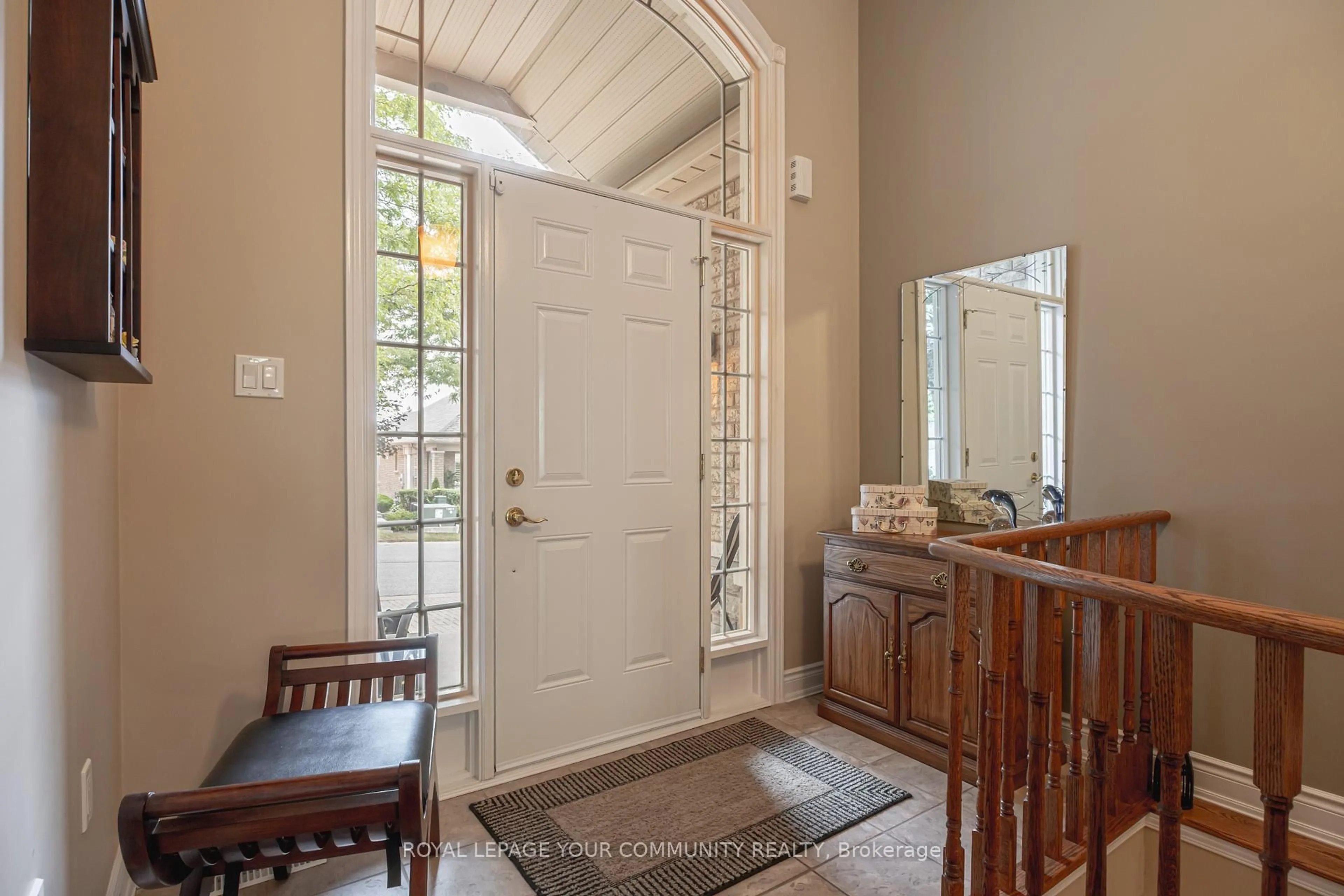 Indoor entryway for 50 Renaissance Pt #17, New Tecumseth Ontario L9R 2H7