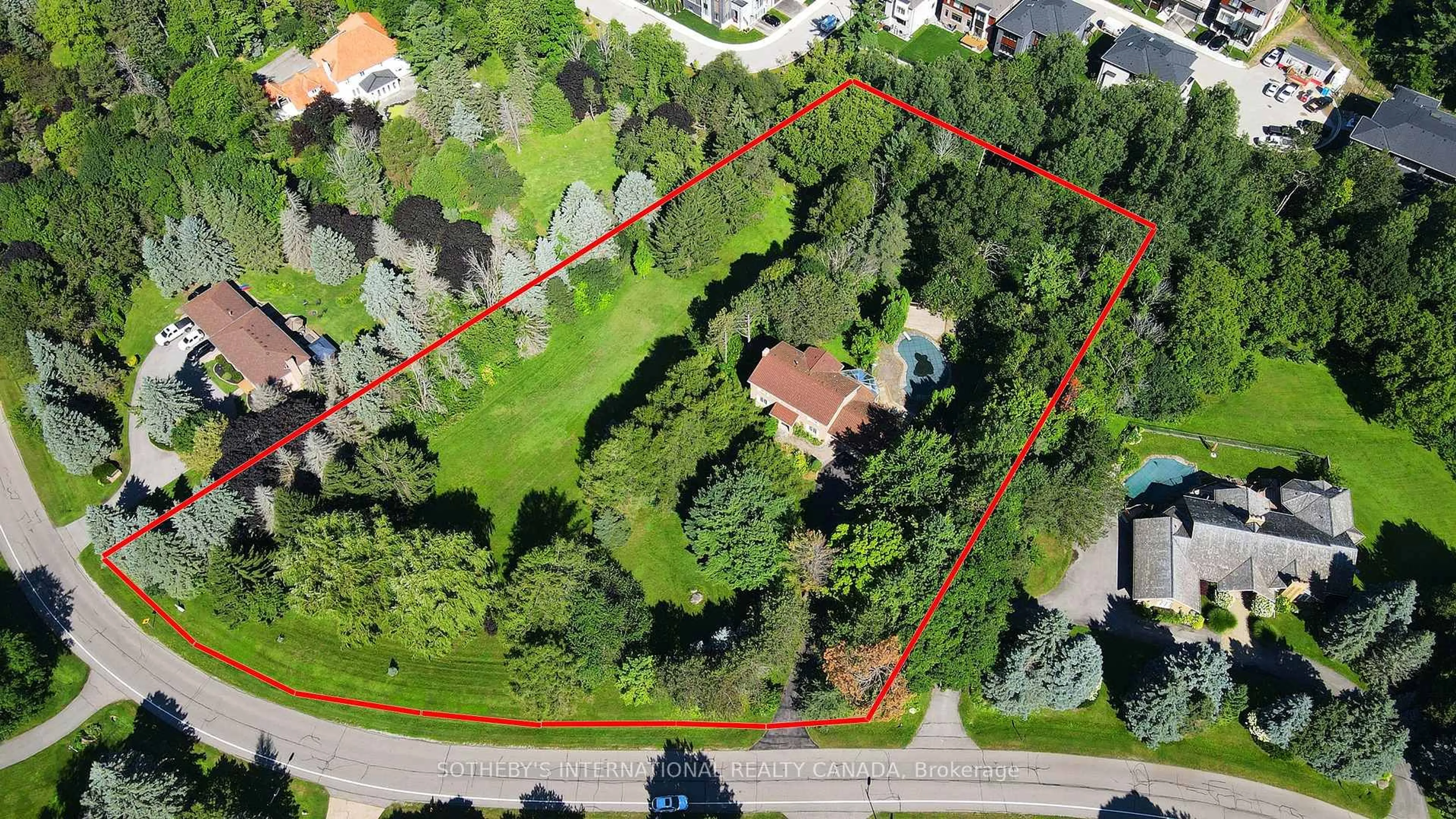 A pic from outside/outdoor area/front of a property/back of a property/a pic from drone, street for 30 Hunters Glen Rd, Aurora Ontario L4G 6W4