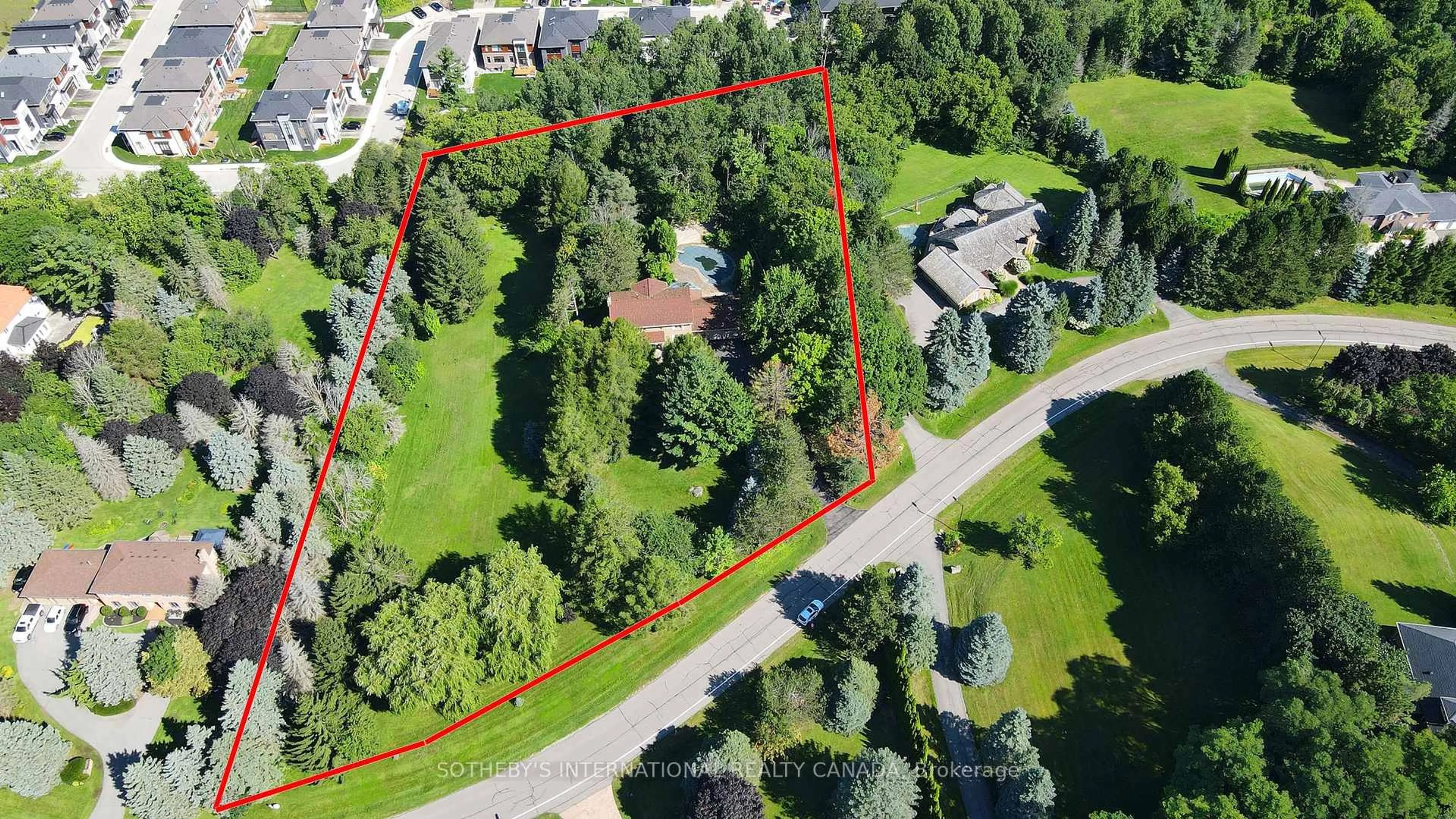 A pic from outside/outdoor area/front of a property/back of a property/a pic from drone, unknown for 30 Hunters Glen Rd, Aurora Ontario L4G 6W4