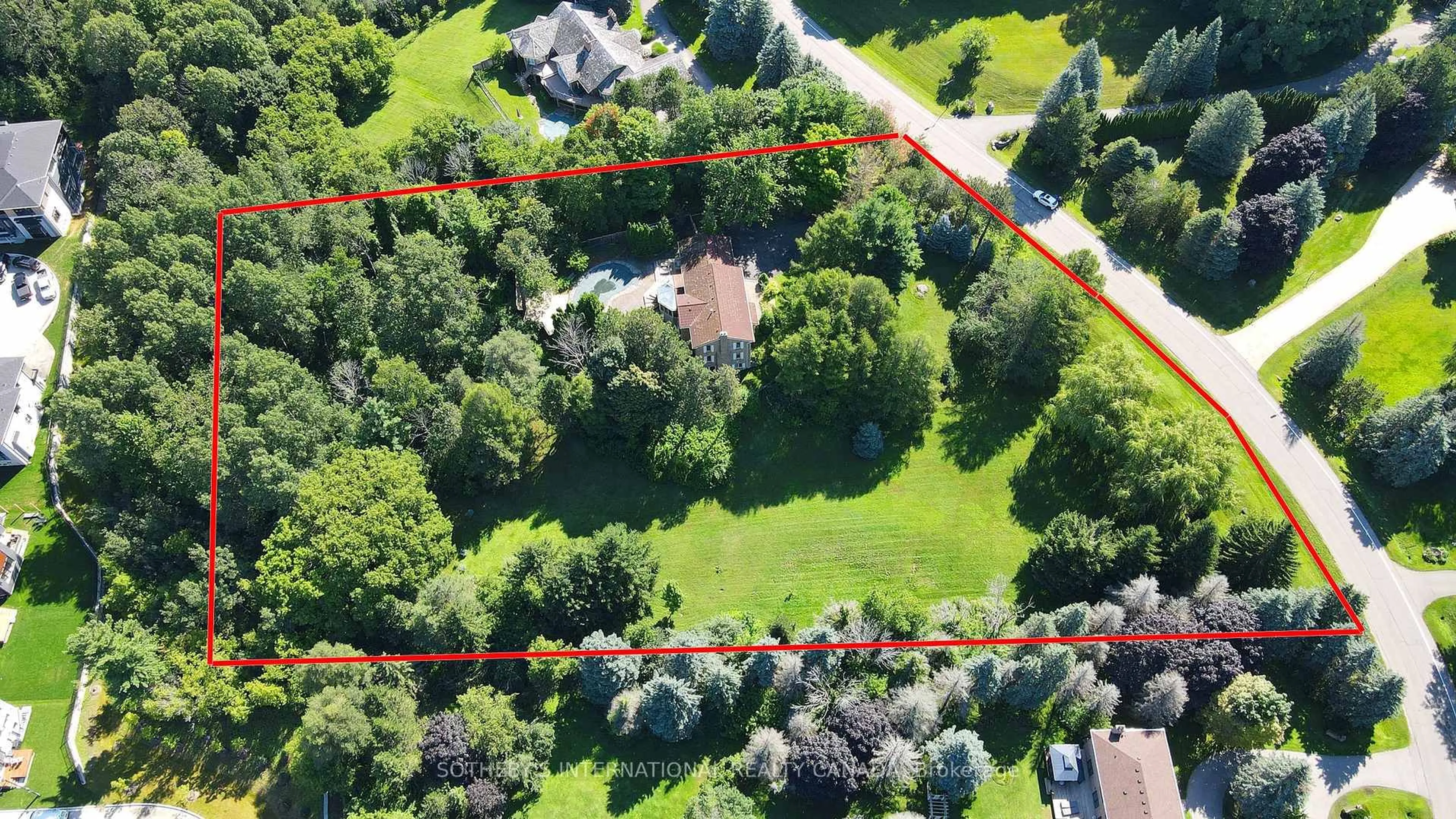 A pic from outside/outdoor area/front of a property/back of a property/a pic from drone, street for 30 Hunters Glen Rd, Aurora Ontario L4G 6W4