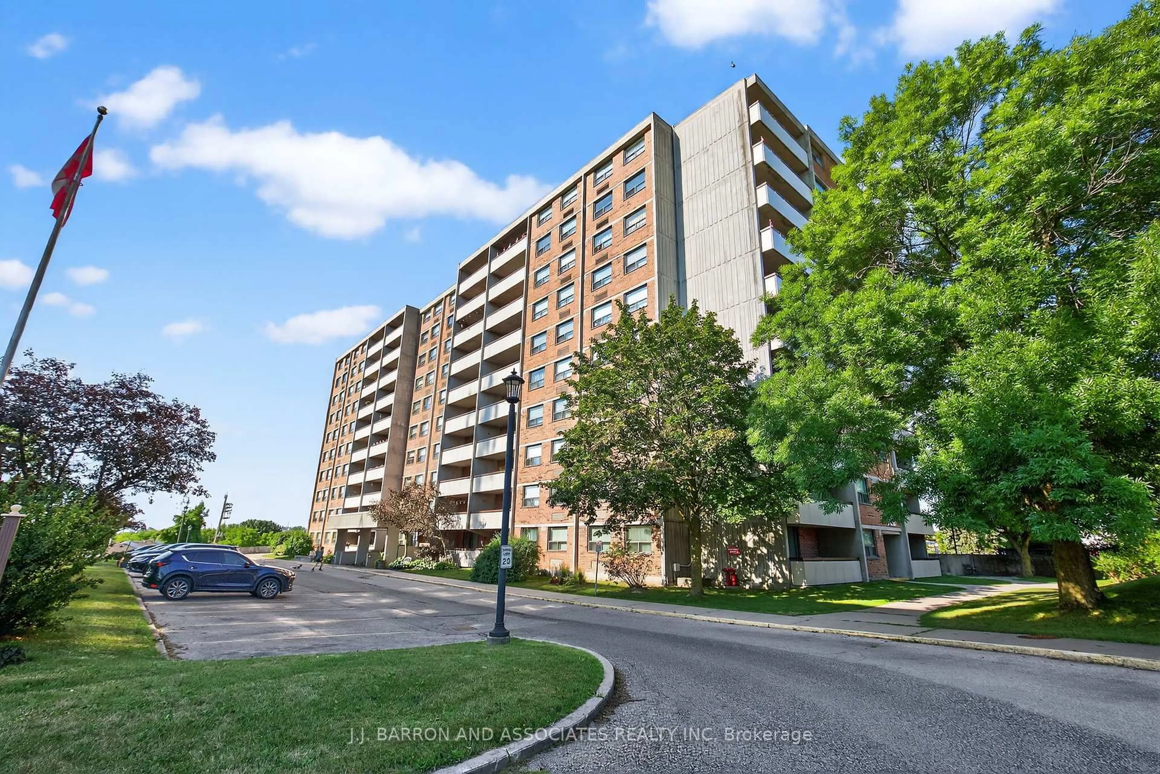 A pic from outside/outdoor area/front of a property/back of a property/a pic from drone, street for 20 William Roe Blvd #211, Newmarket Ontario L3Y 5V6