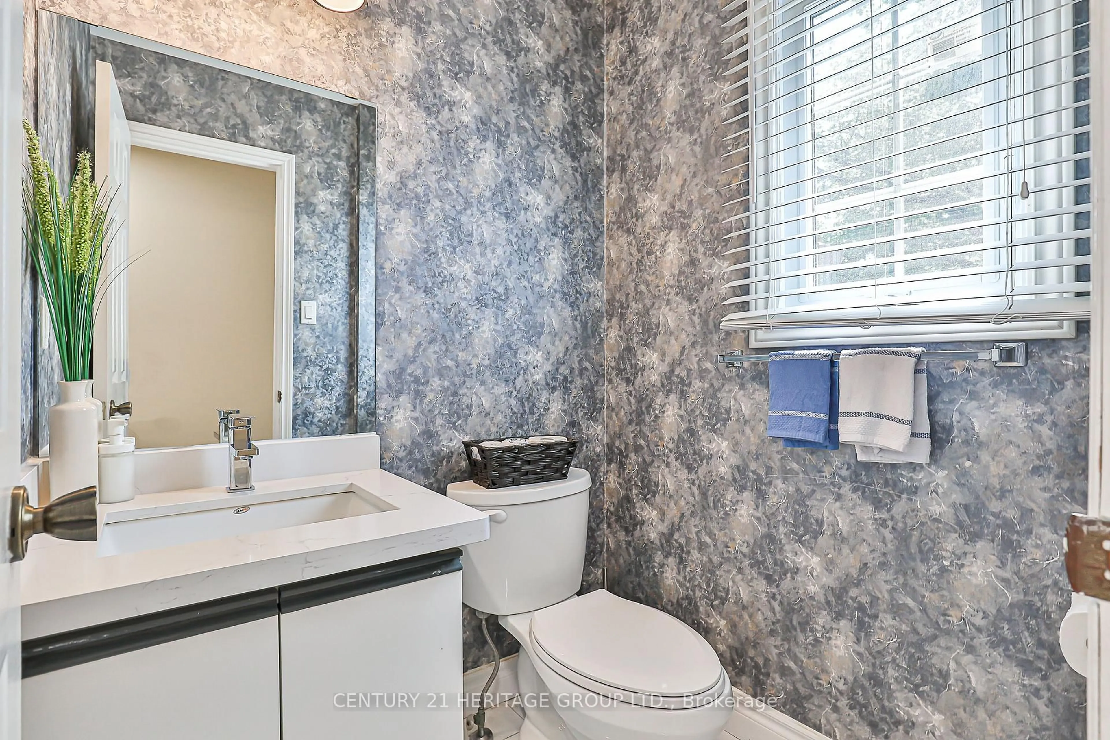 Contemporary bathroom, ceramic/tile floor for 698 Caradonna Cres #47, Newmarket Ontario L3X 1W6