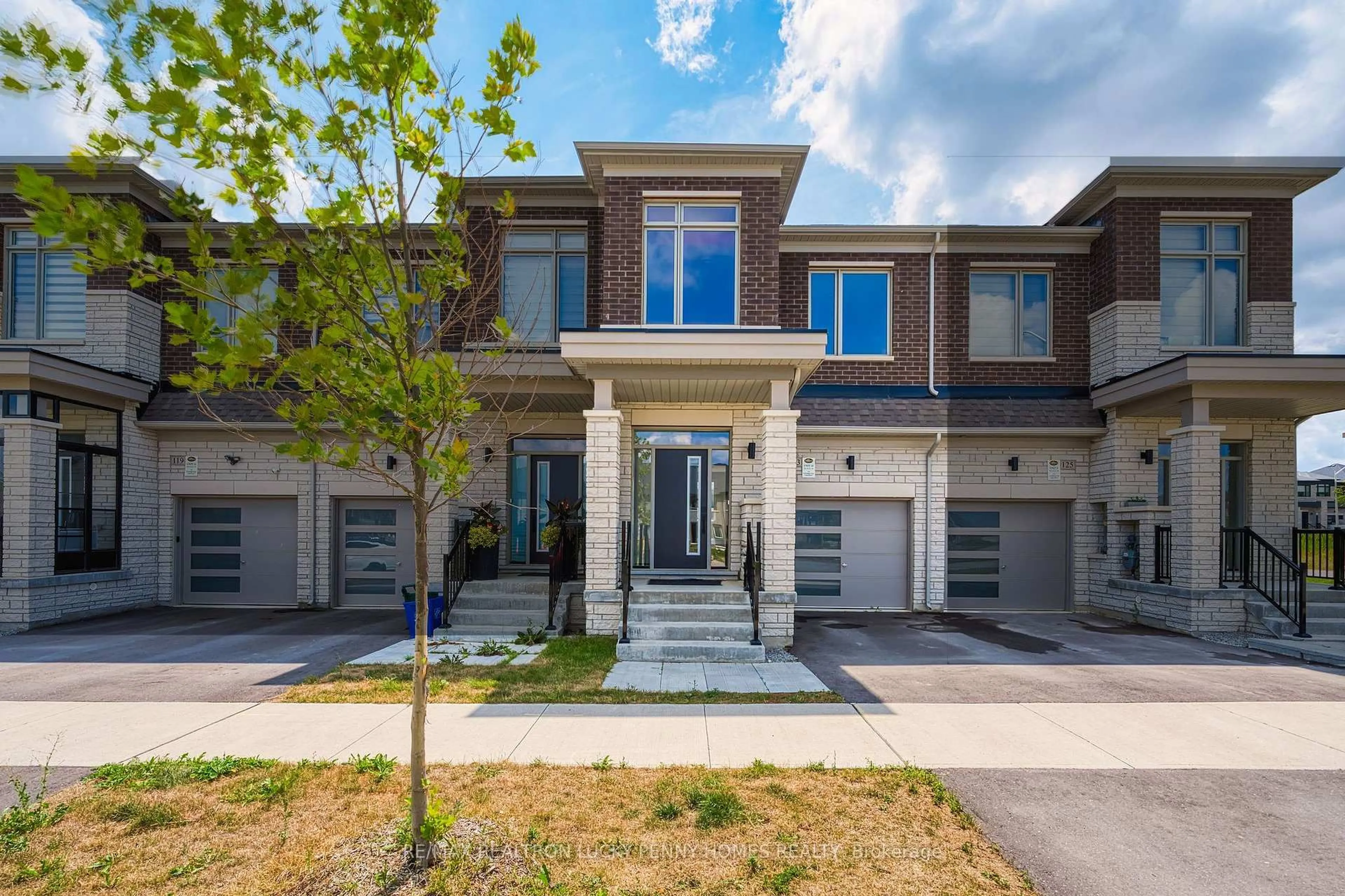 Home with brick exterior material, street for 123 SCHMELTZER Cres, Richmond Hill Ontario L4E 1J1