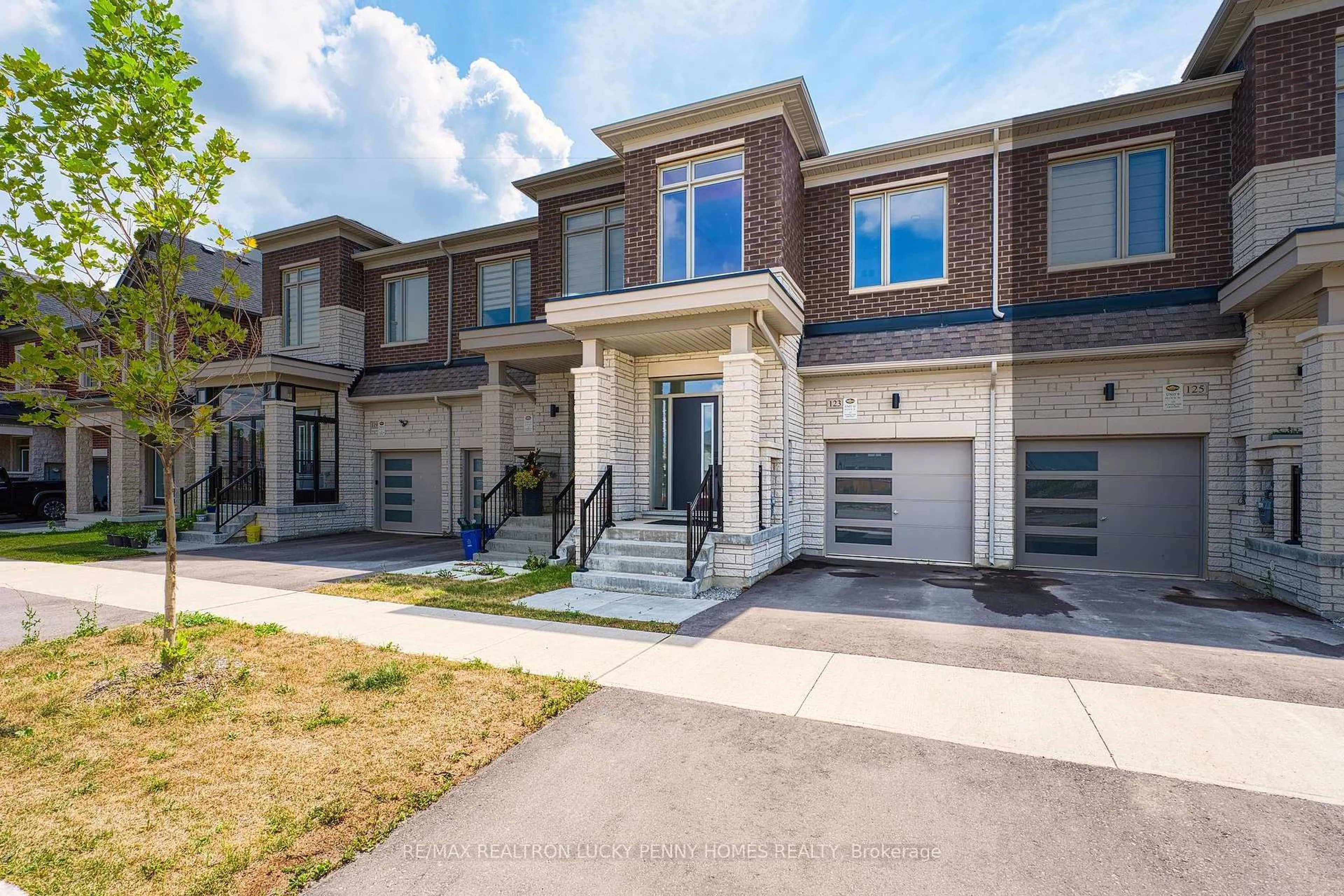 Home with brick exterior material, street for 123 SCHMELTZER Cres, Richmond Hill Ontario L4E 1J1