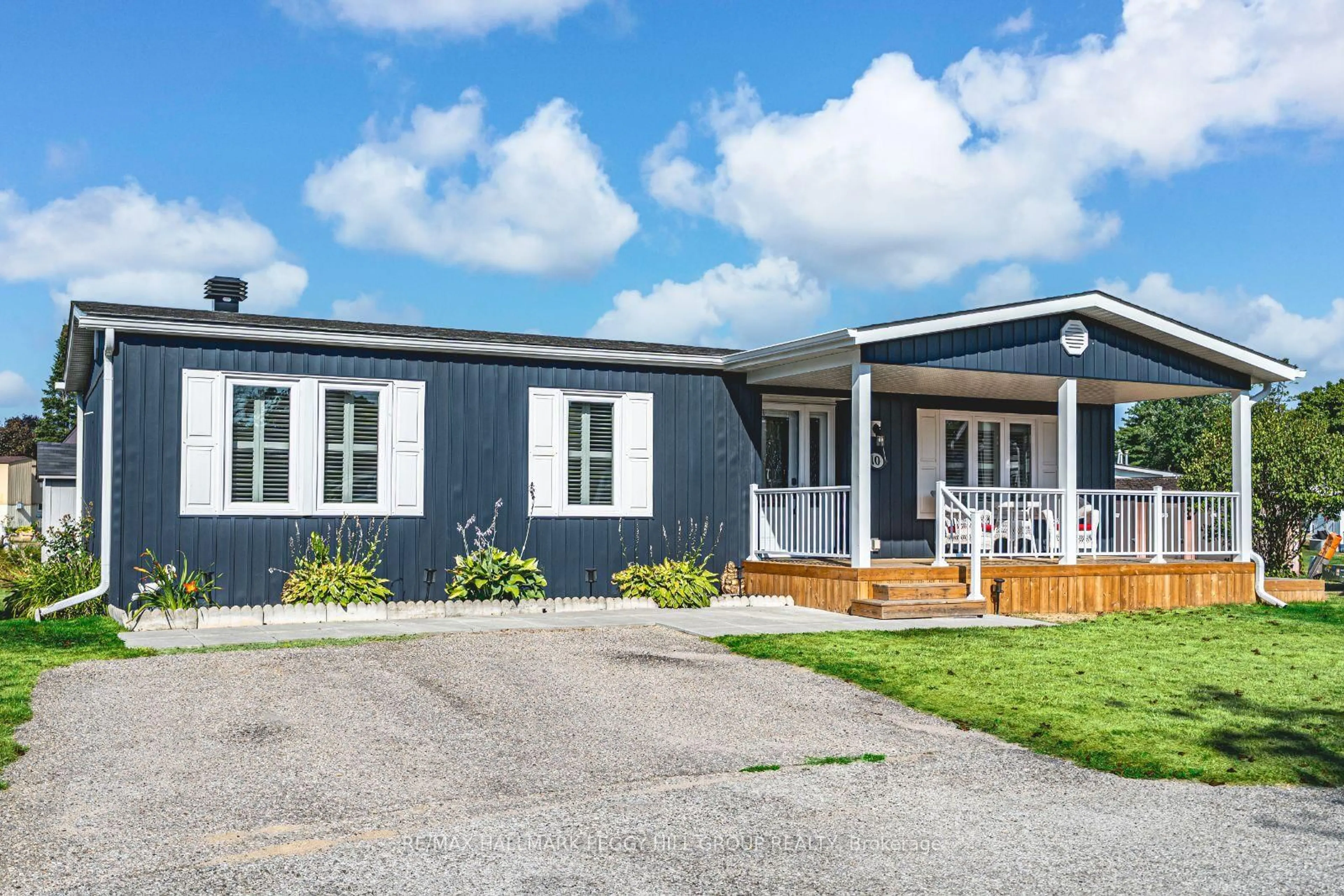Home with vinyl exterior material, street for 10 Nettles Cove, Innisfil Ontario L9S 1P6