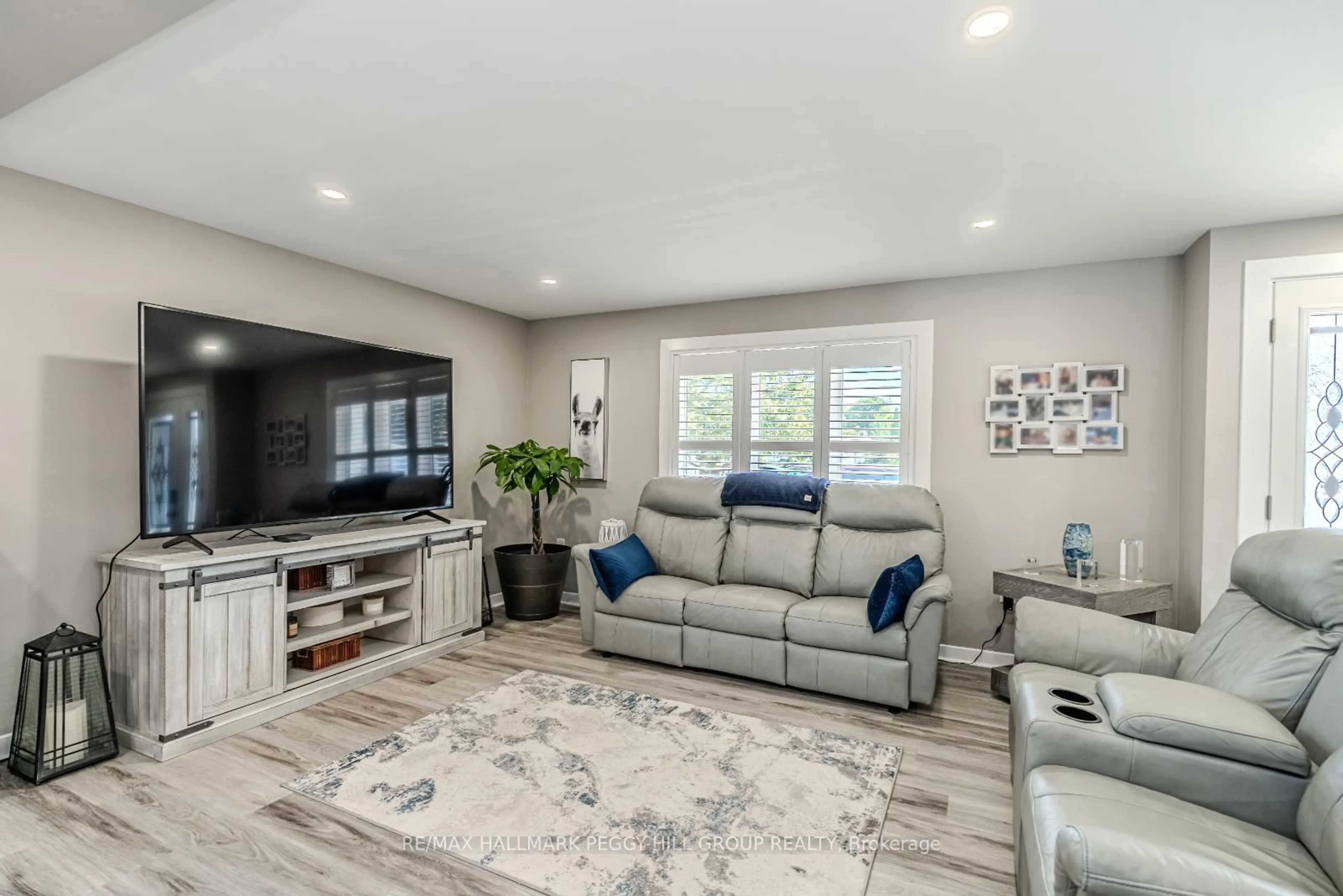 Living room with furniture, unknown for 10 Nettles Cove, Innisfil Ontario L9S 1P6