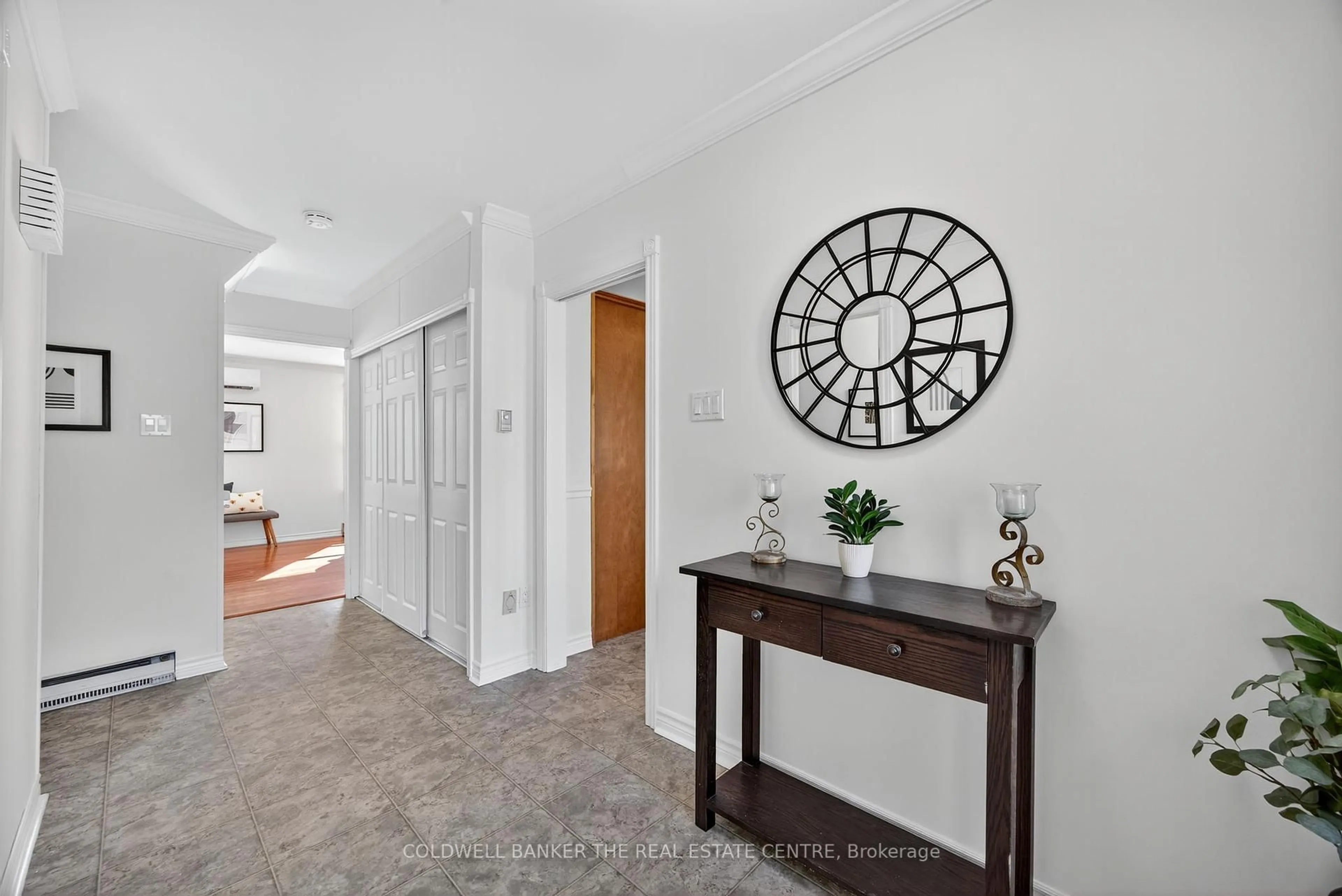Indoor entryway for 461 Sandford St, Newmarket Ontario L3Y 4S8