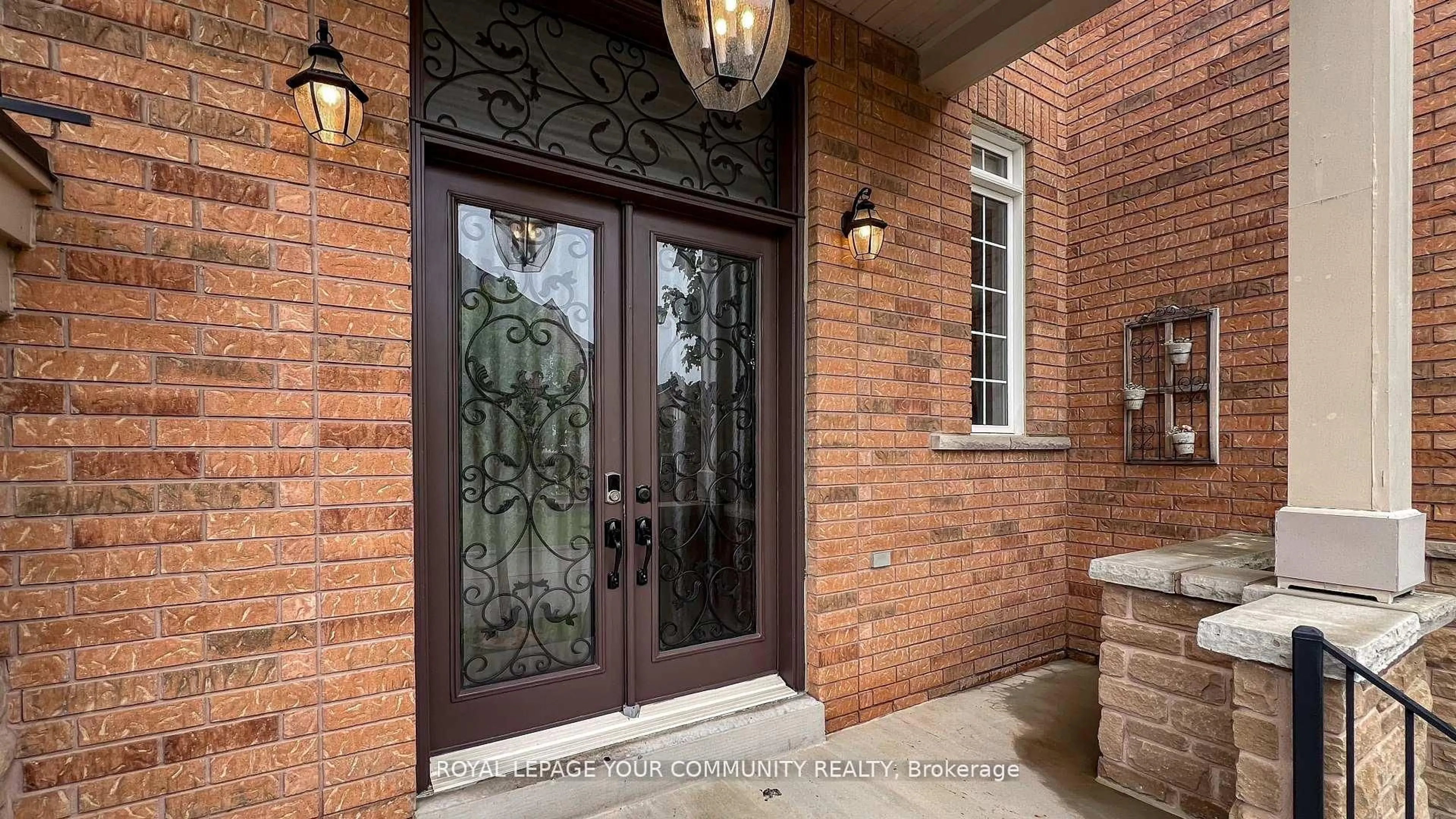 Indoor entryway for 10 Gannett Dr, Richmond Hill Ontario L4E 0E6