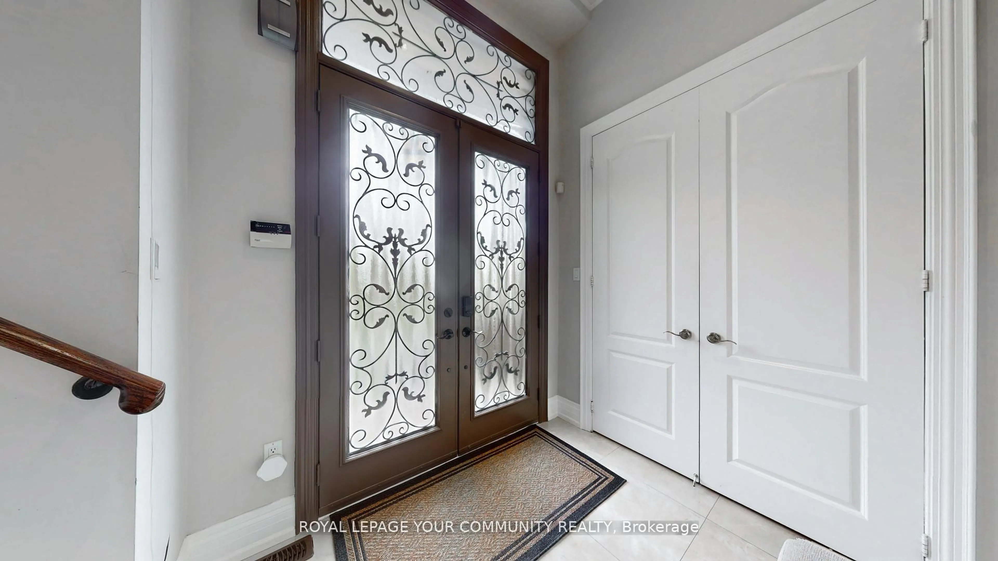 Indoor entryway for 10 Gannett Dr, Richmond Hill Ontario L4E 0E6