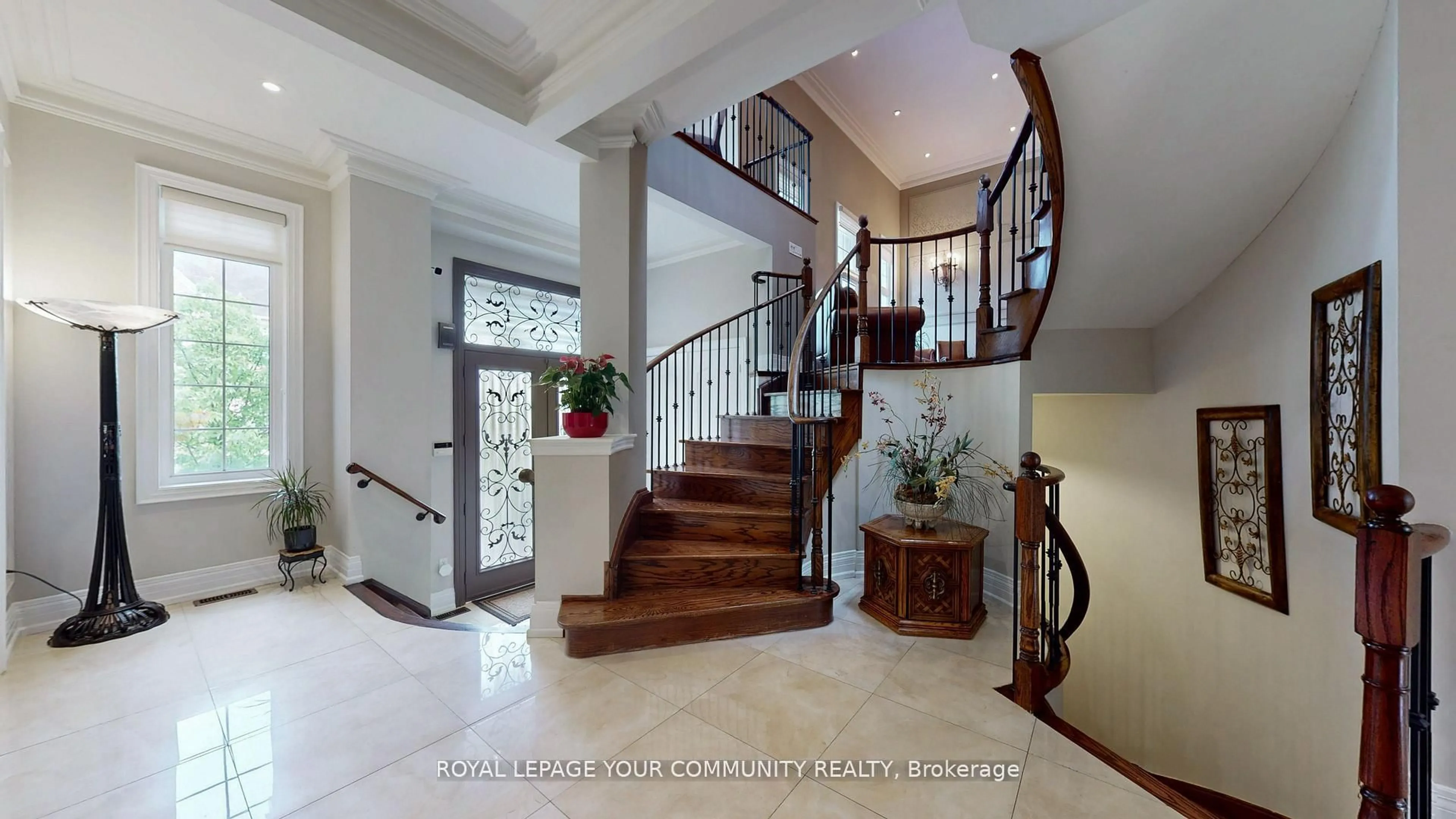 Indoor foyer for 10 Gannett Dr, Richmond Hill Ontario L4E 0E6