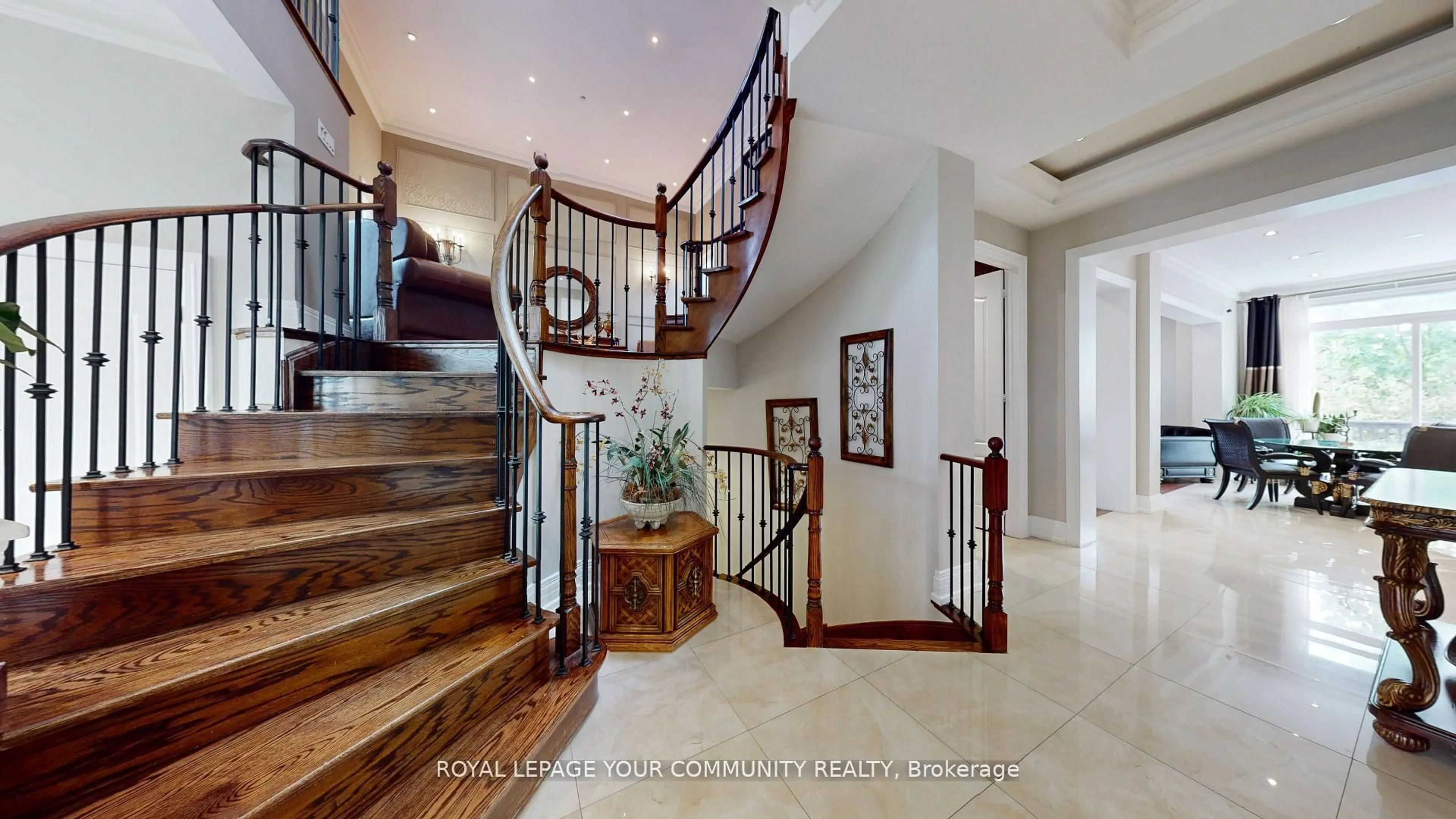 Indoor foyer for 10 Gannett Dr, Richmond Hill Ontario L4E 0E6