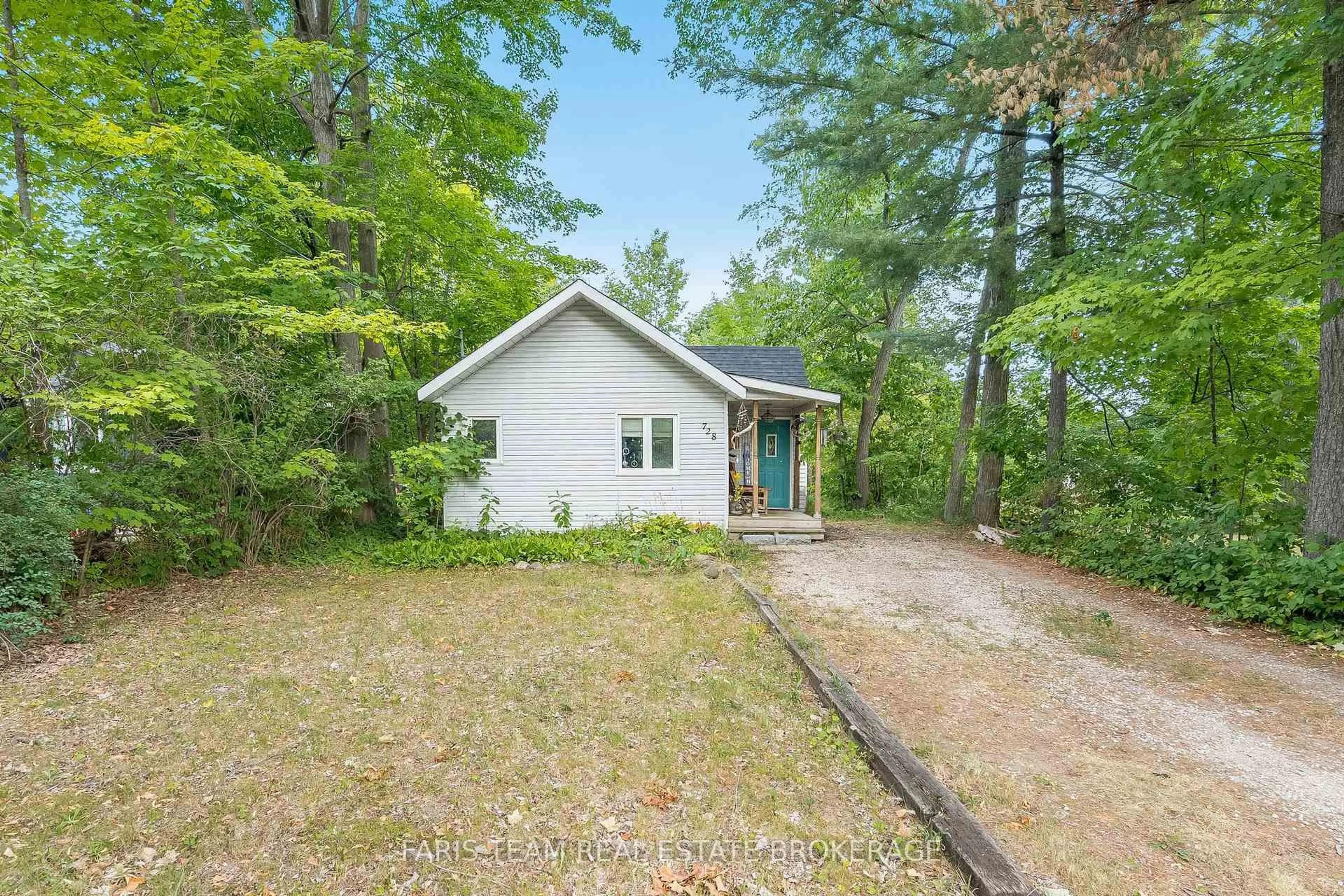 A pic from outside/outdoor area/front of a property/back of a property/a pic from drone, street for 728 Hastings Ave, Innisfil Ontario L9S 1Z3