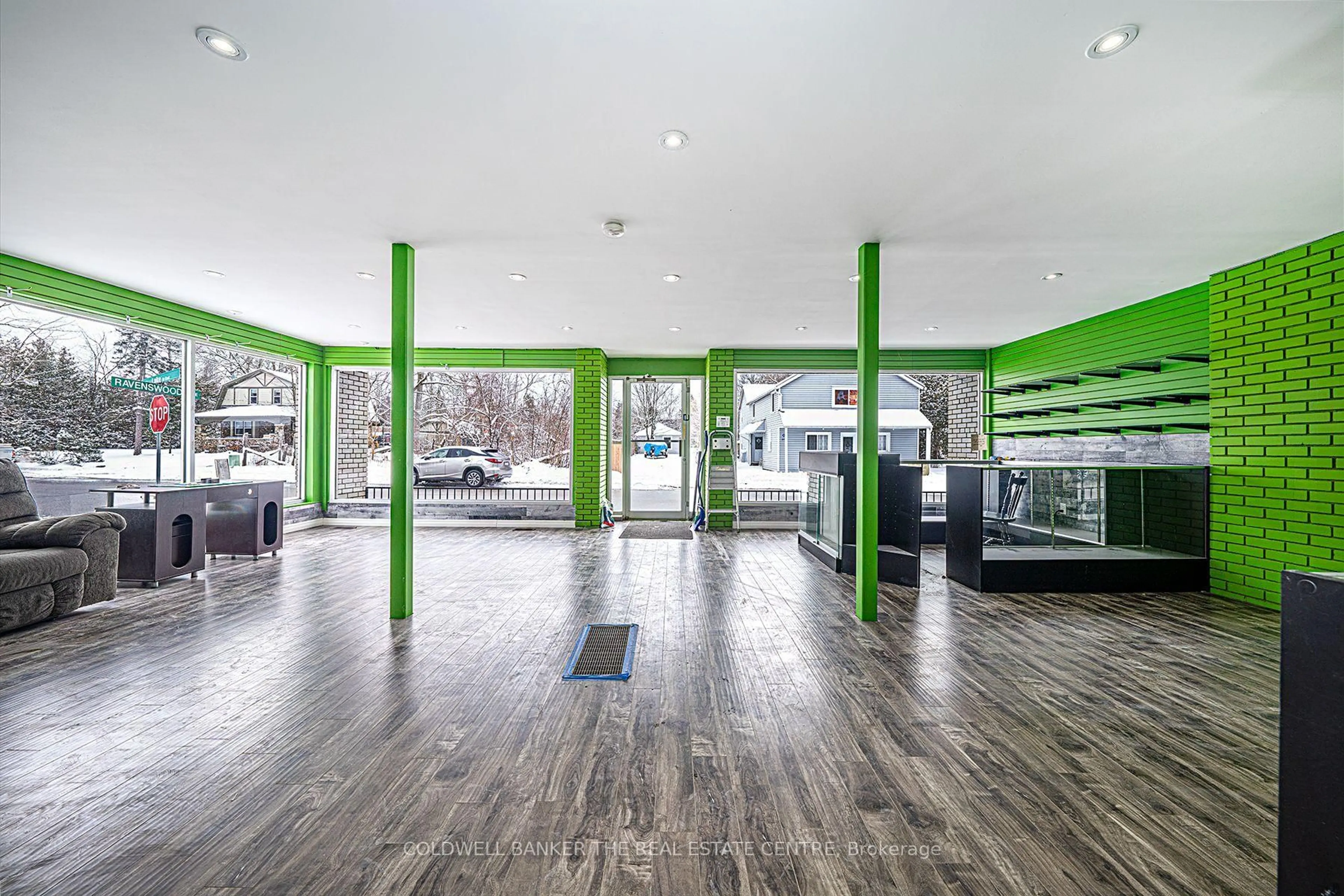 Lobby for 920 Lake Dr, Georgina Ontario L0E 1L0